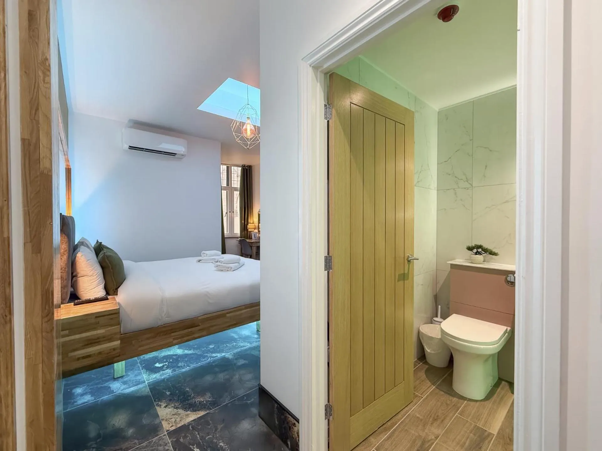 Bathroom, Bed in The Arundell Hotel