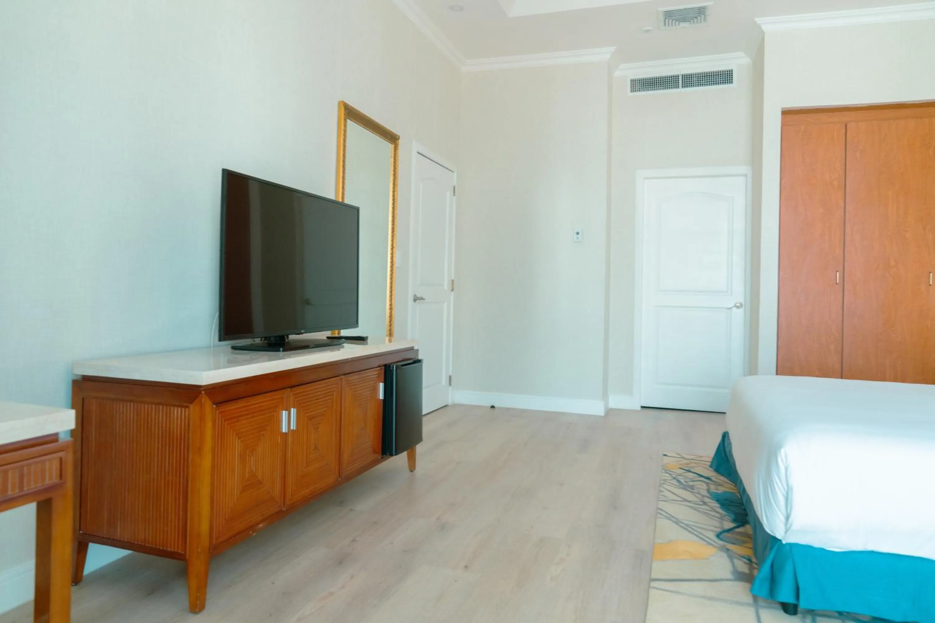 TV and multimedia, Bed in Waymore Hotel Spa & Casino