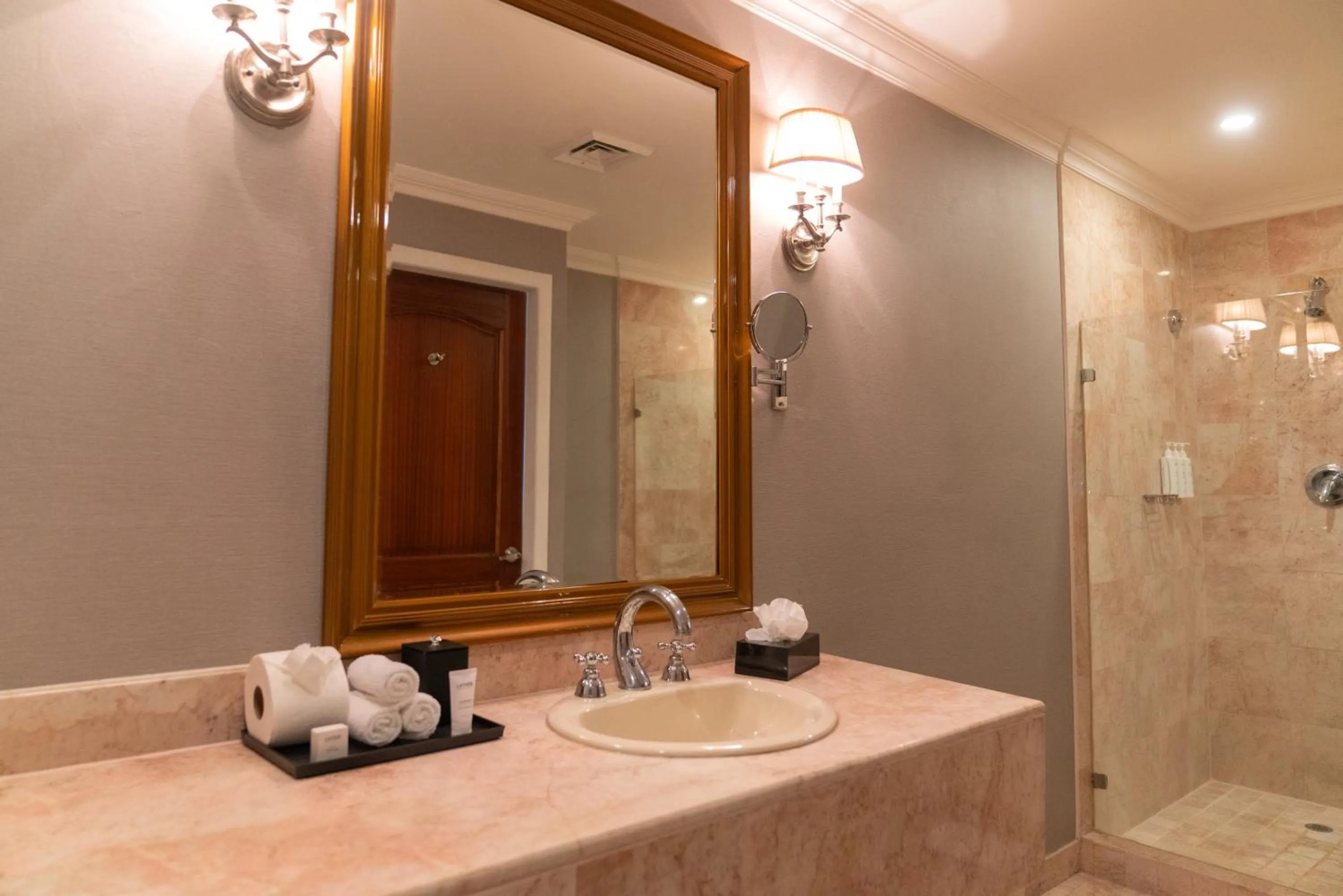 Bathroom in Waymore Hotel Spa & Casino