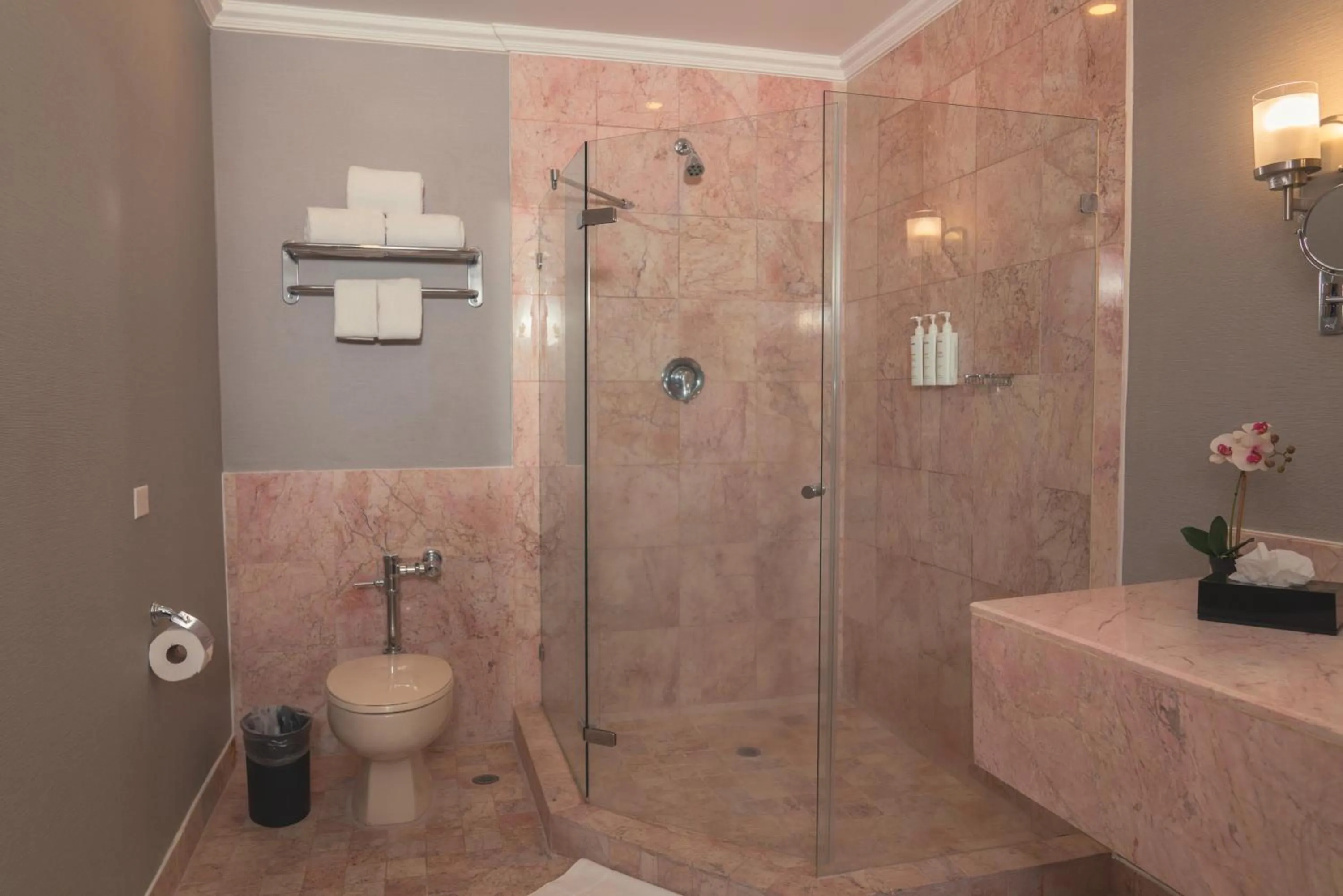 Shower in Waymore Hotel Spa & Casino