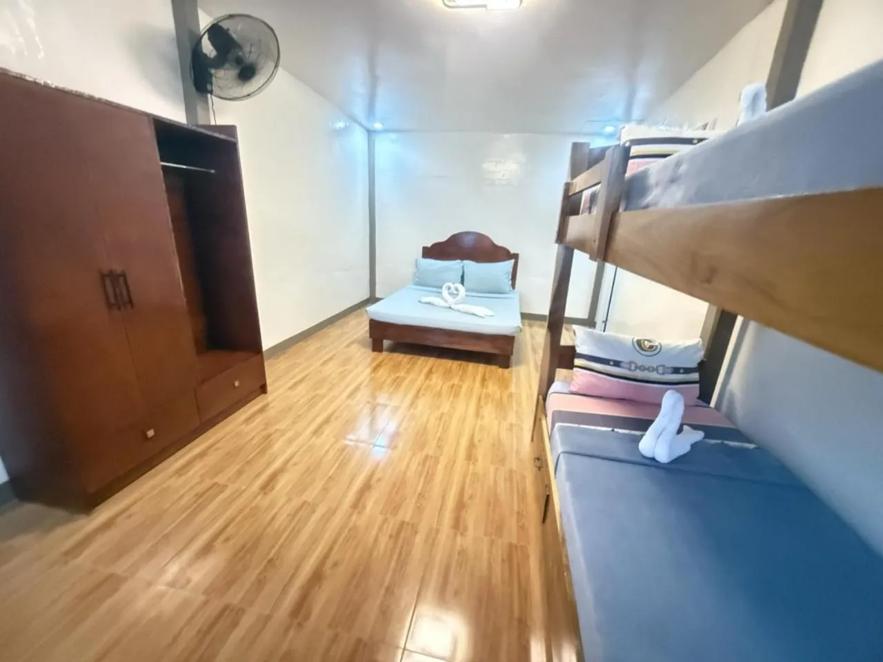 Bed in Gratum Beach Resort