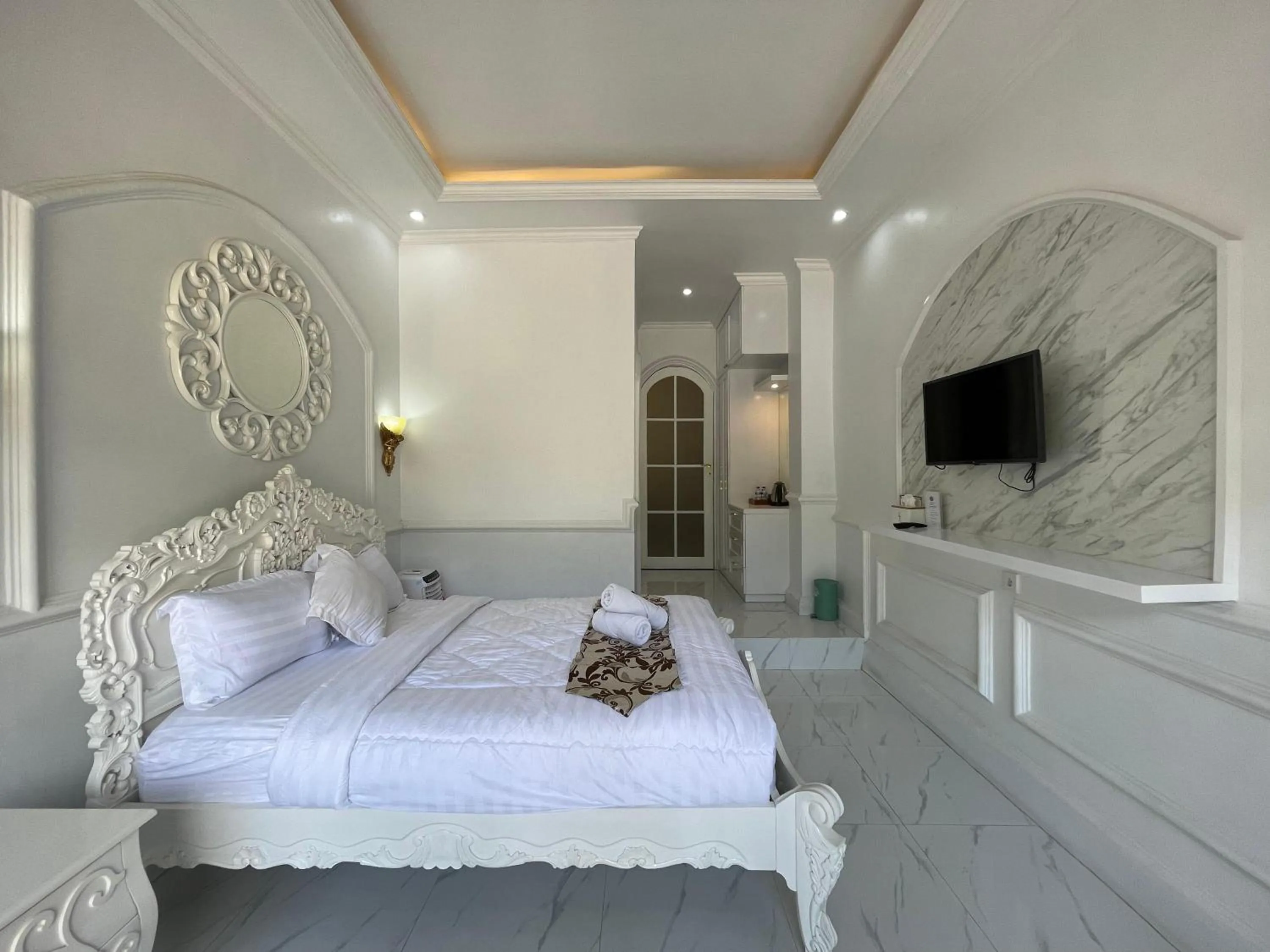 Bed in Casa Rani Hotel & Restaurant