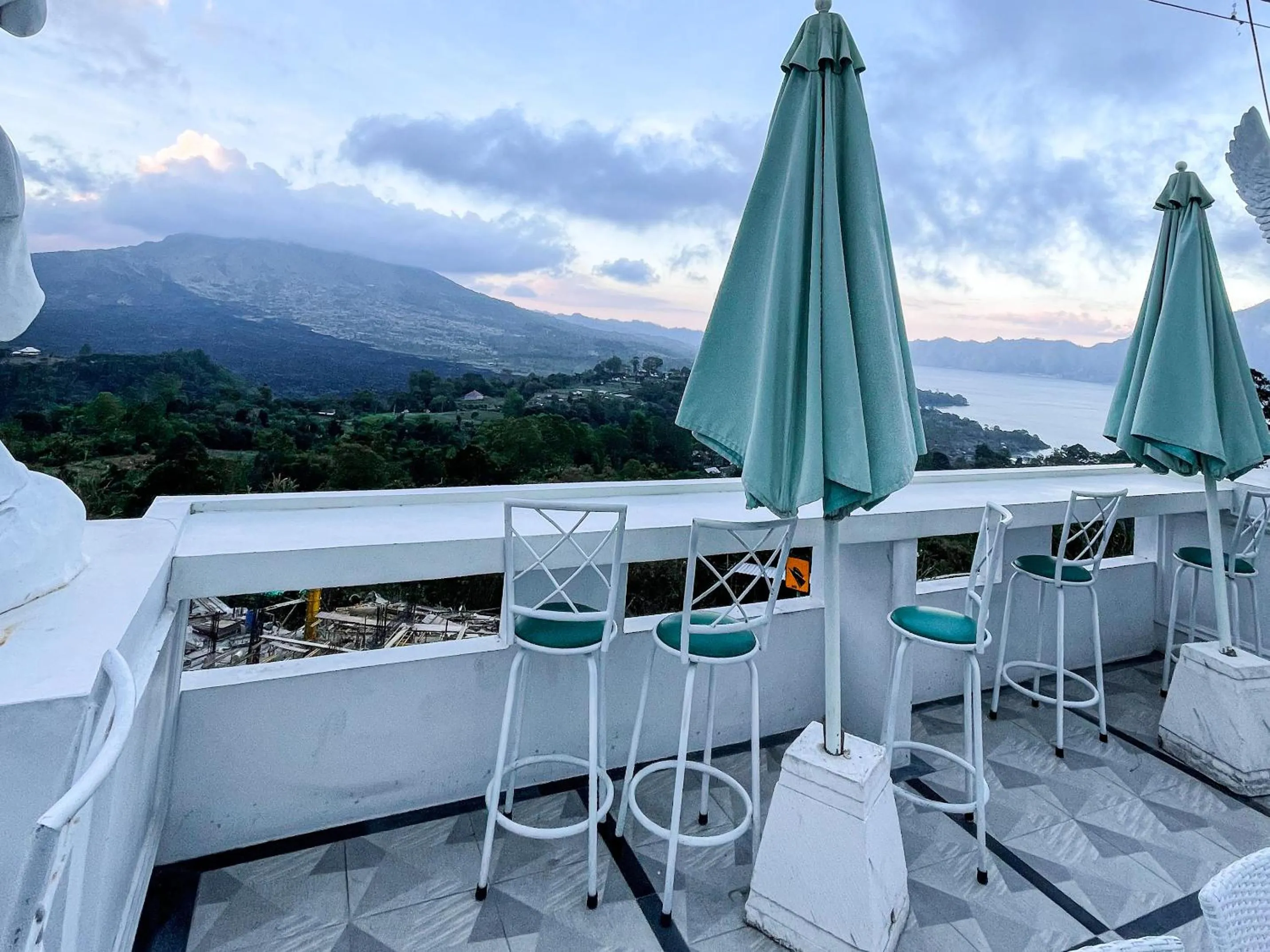 Property building in Casa Rani Hotel & Restaurant