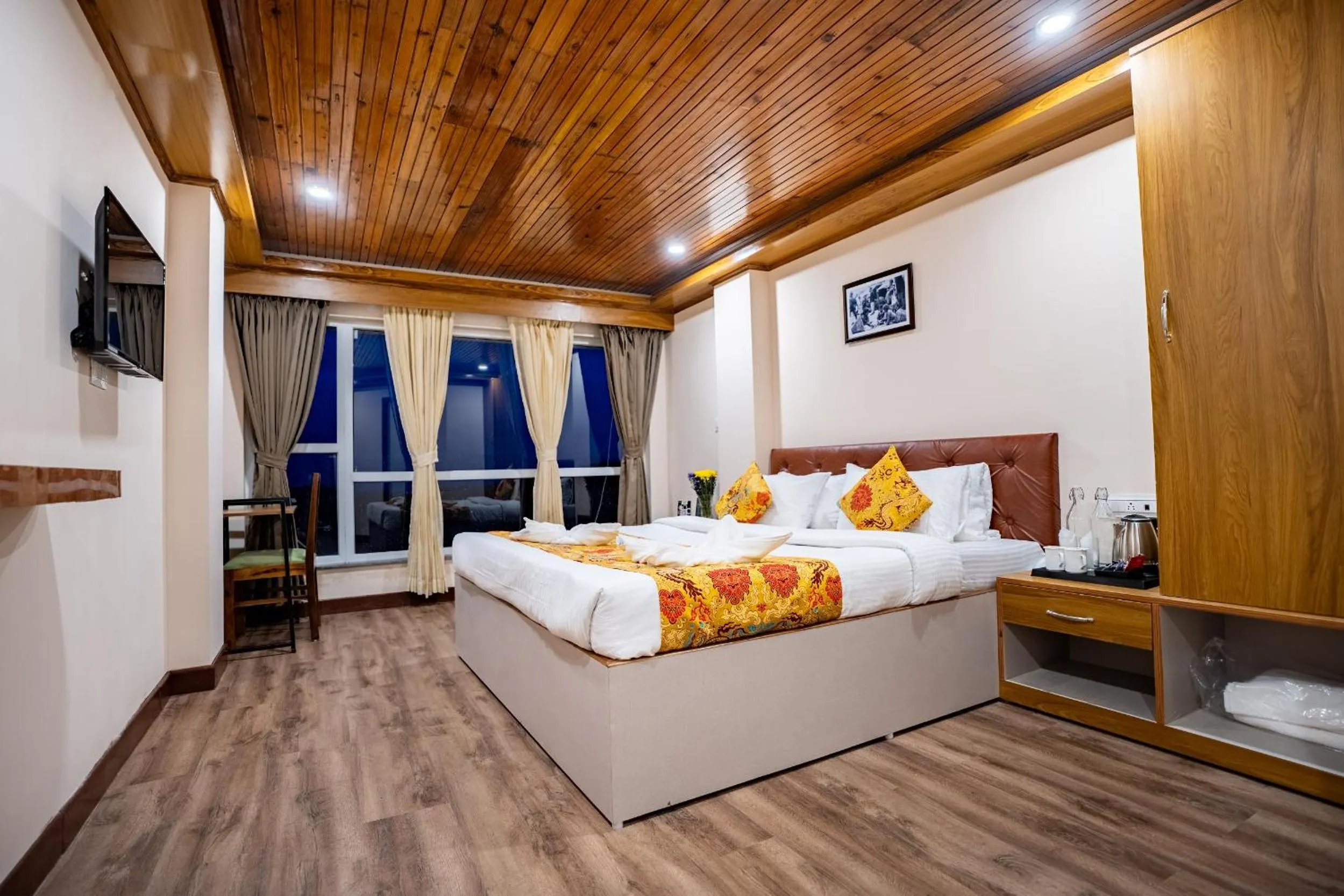 Bedroom, Bed in Muscatel Stardust - Chowrasta Mall Road