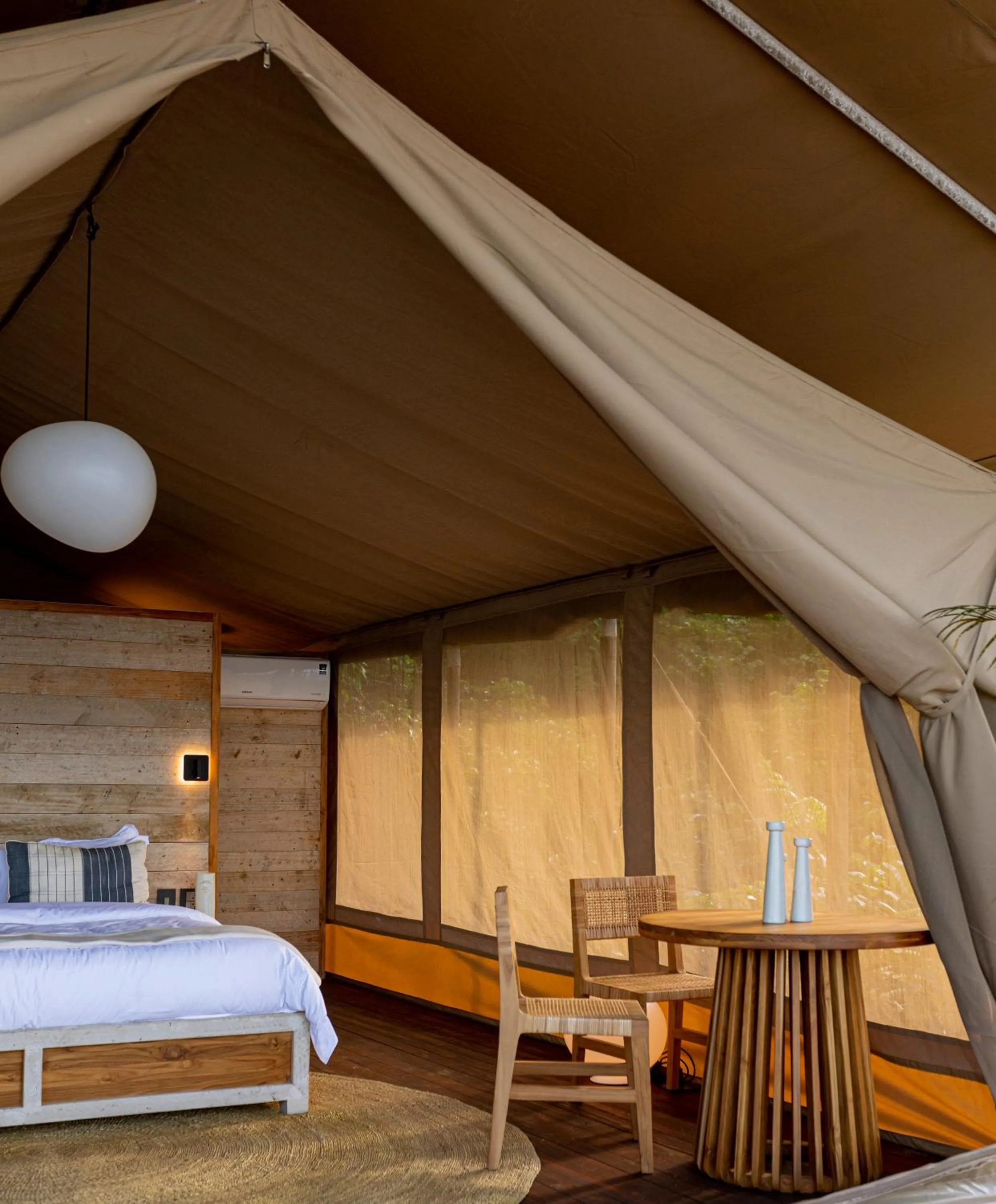 Decorative detail, Bed in The Overhang