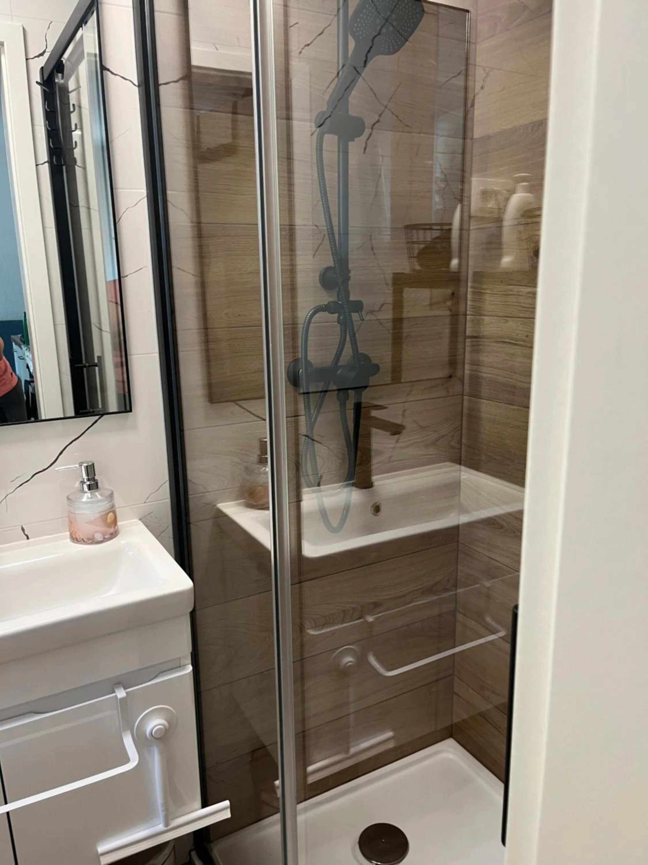 Shower in City apartment Blue Vibes