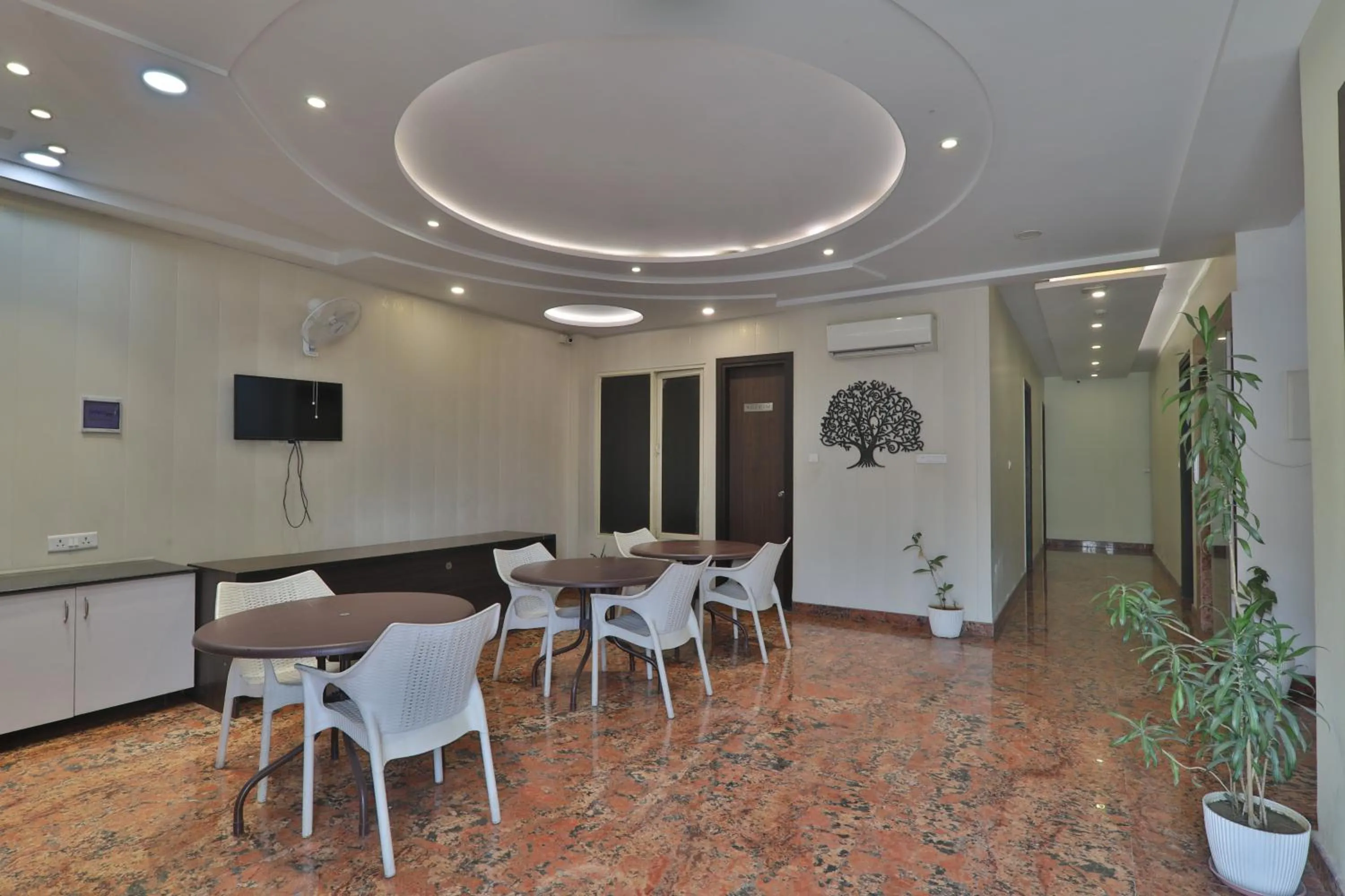 Communal lounge/ TV room in Hotel Aarya