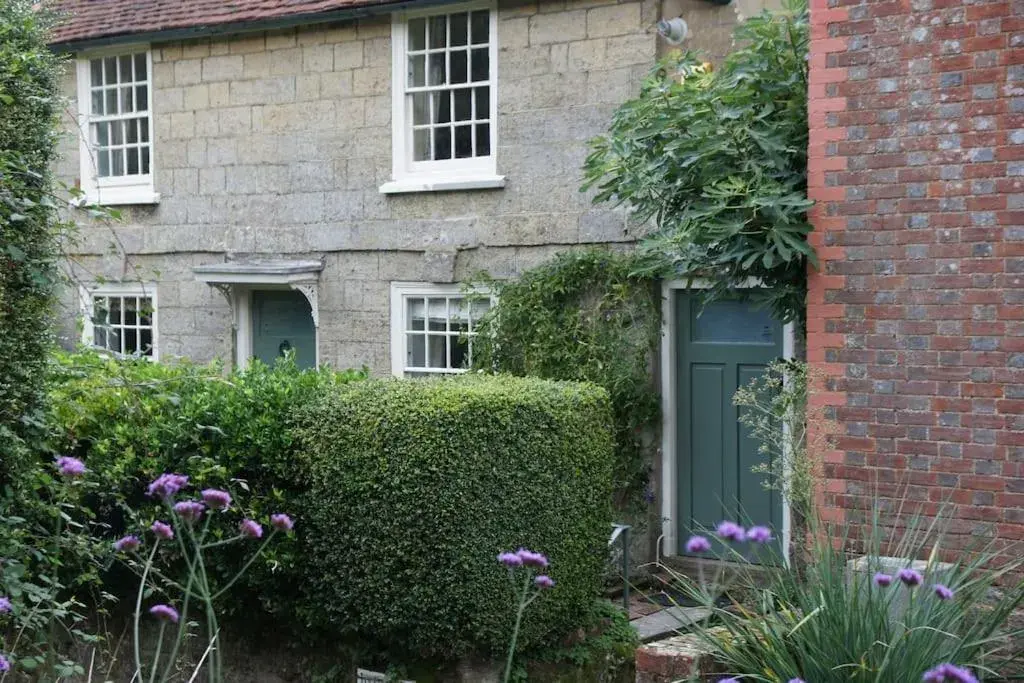 IVY COTTAGE IVY COTTAGE