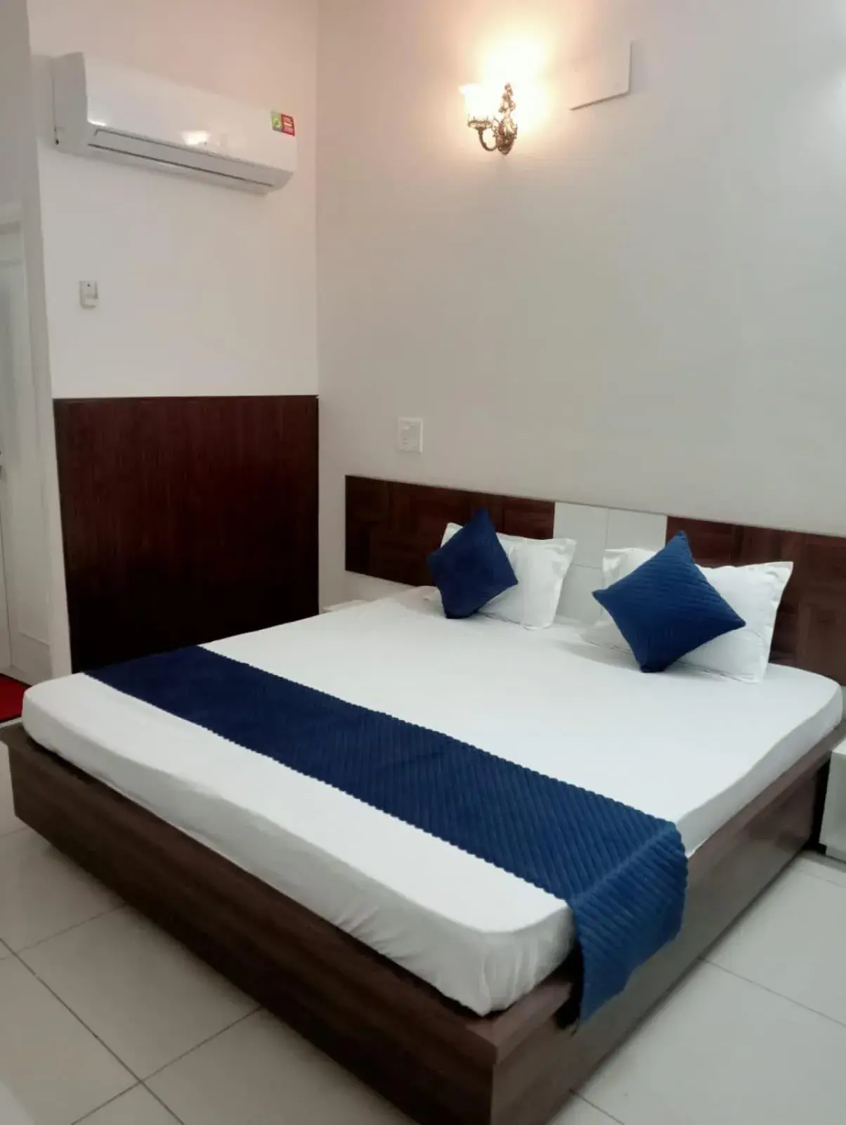 Photo of the whole room, Bed in PATIALA INN Photo of the whole room, Bed in PATIALA INN