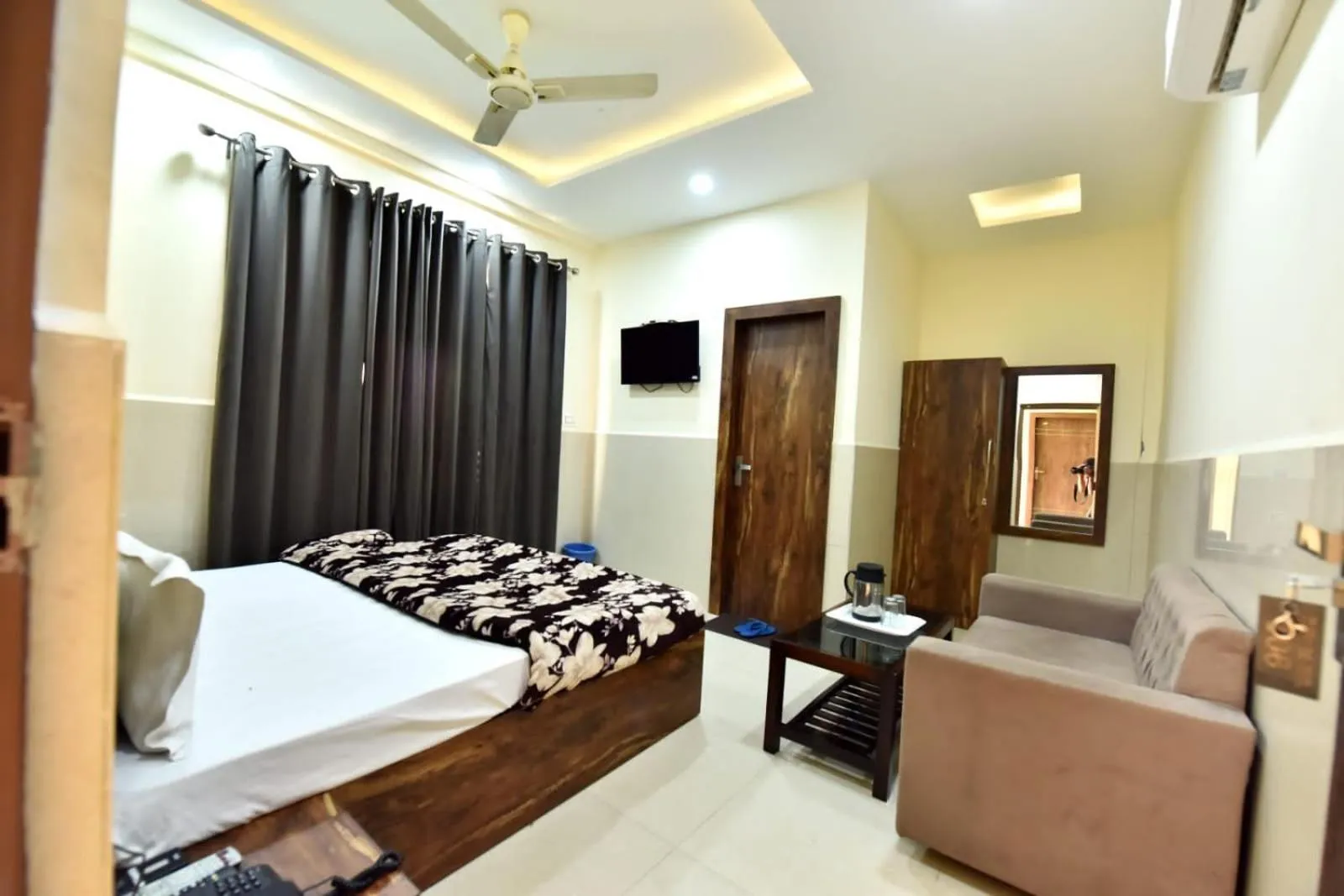 Bed in Royal Inn Jammu