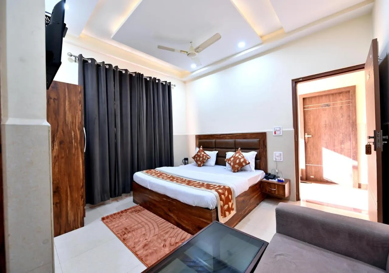 Photo of the whole room, Bed in Royal Inn Jammu
