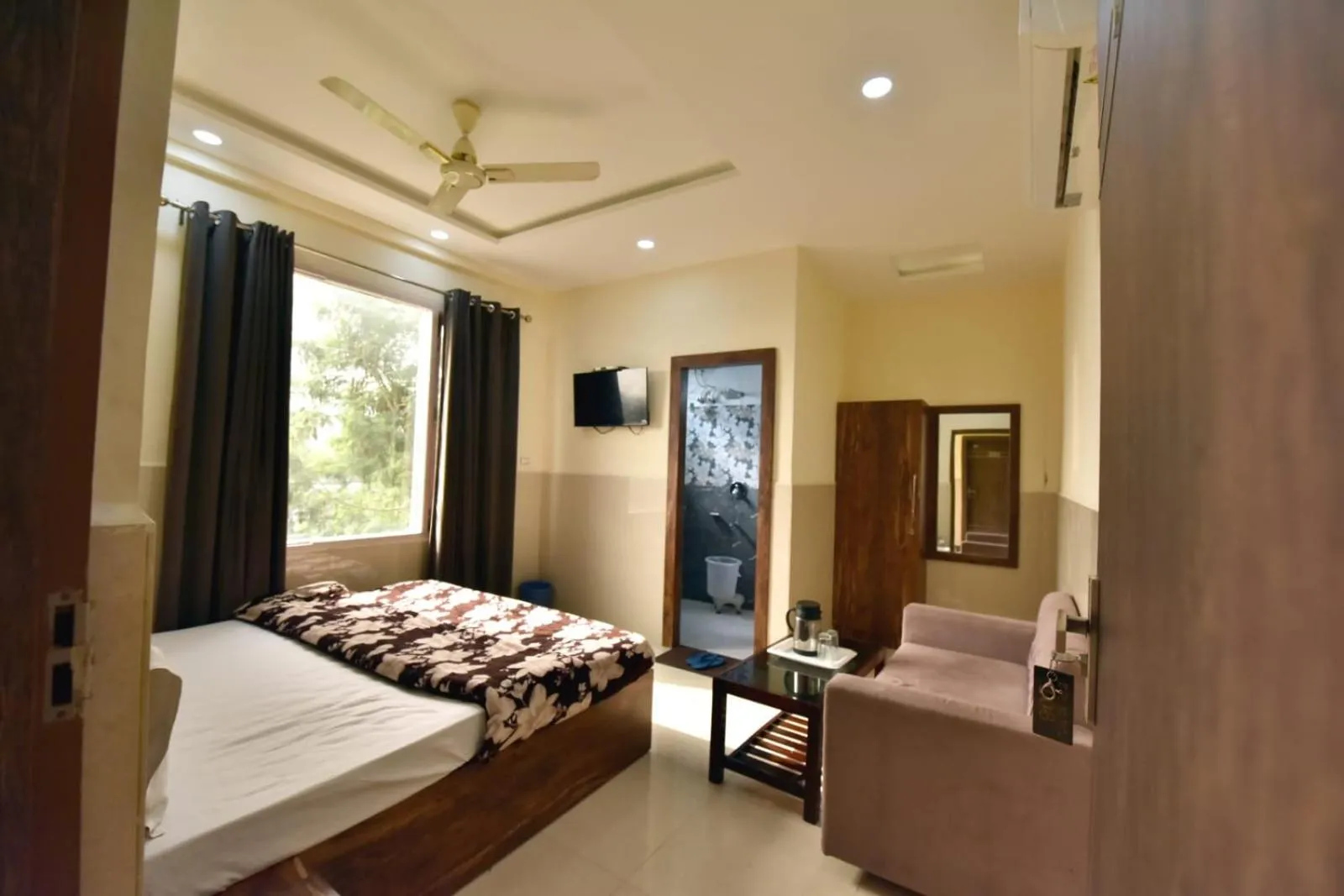 Bed in Royal Inn Jammu