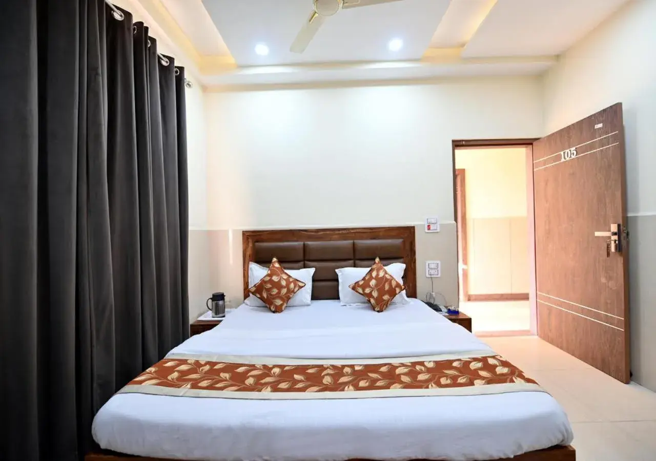 Deluxe Double Room - single occupancy in Royal Inn Jammu Deluxe Double Room - single occupancy in Royal Inn Jammu