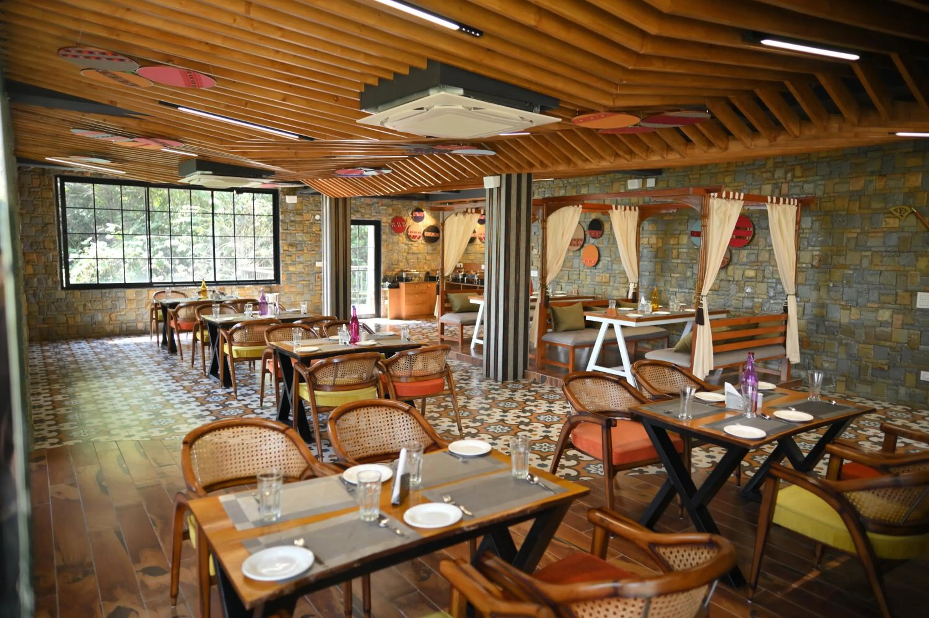 Restaurant/places to eat in Samsara Luxury Cottages & Spa, Chail Hills