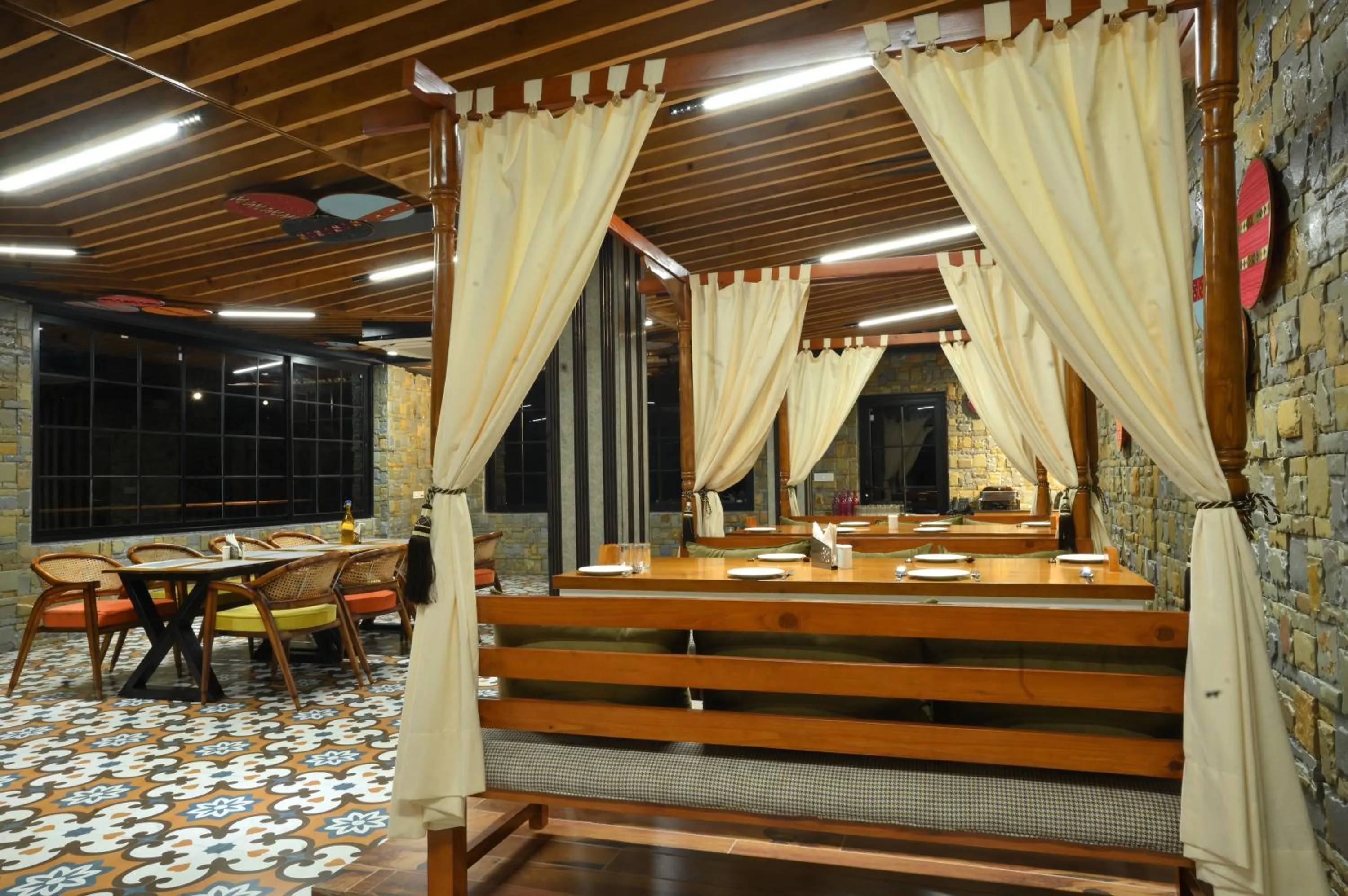 Restaurant/places to eat in Samsara Luxury Cottages & Spa, Chail Hills