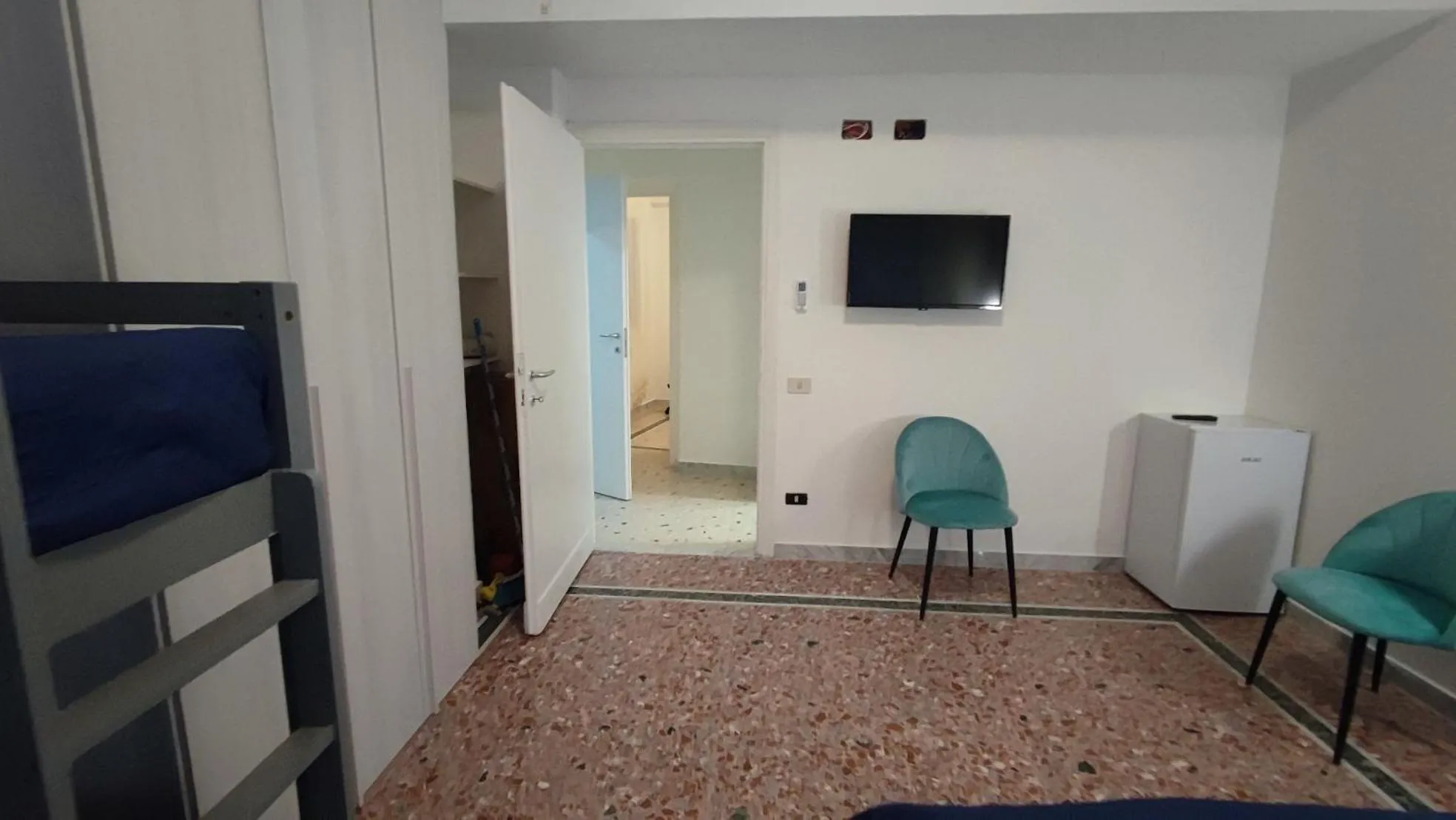 Photo of the whole room in VATICAN GREEN GARDEN