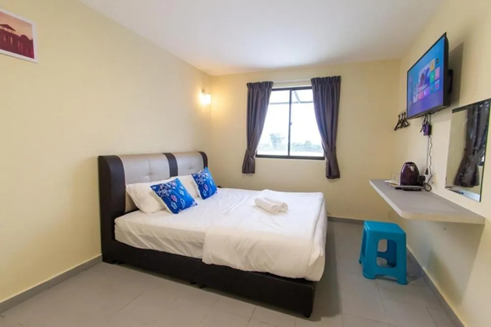 Bed in Southern Tip Hotel - City & 100m walk to McDonald's & FREE DOBI