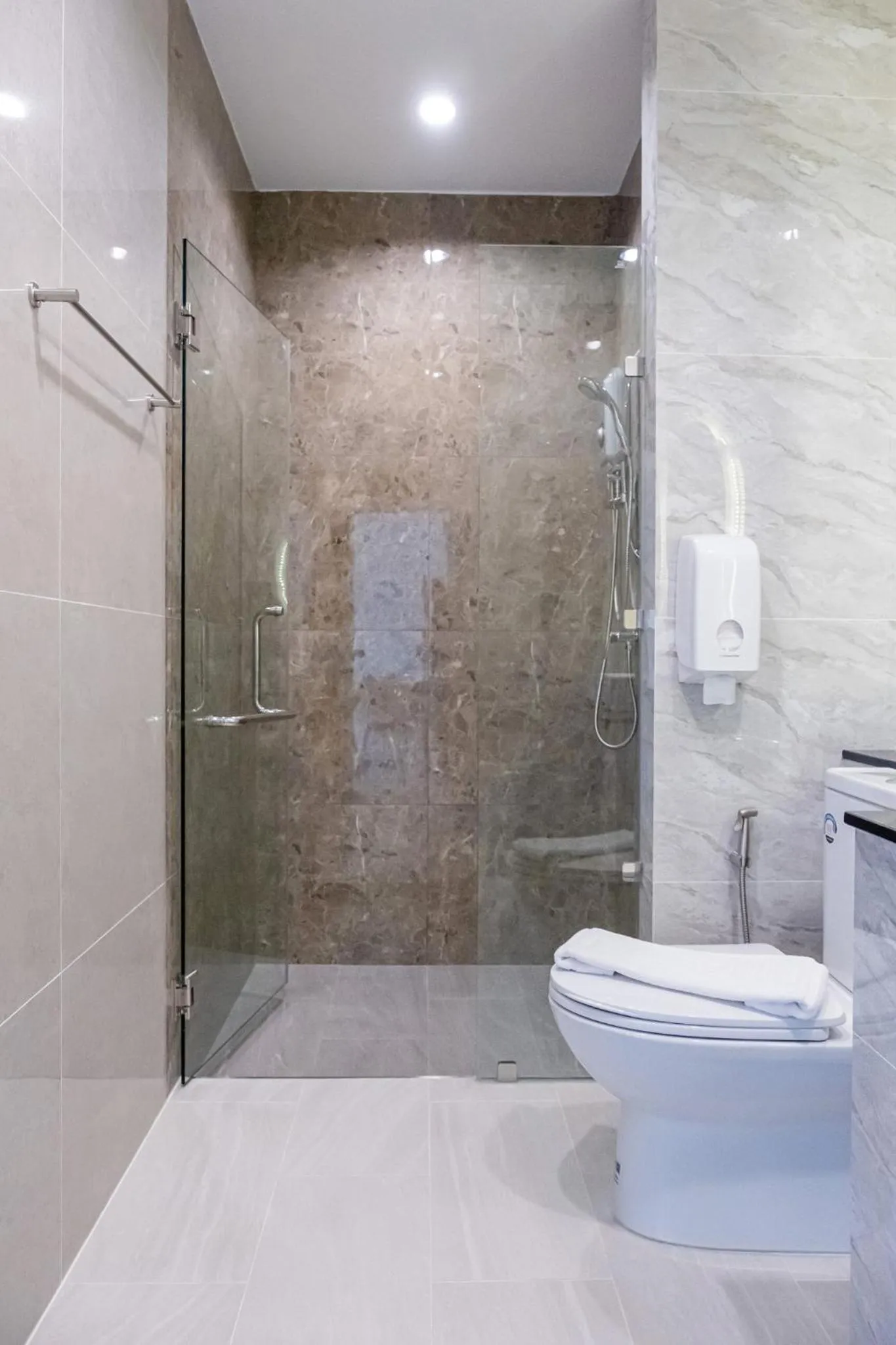 Shower in Wellington Hotel Prachuapkhirikhan