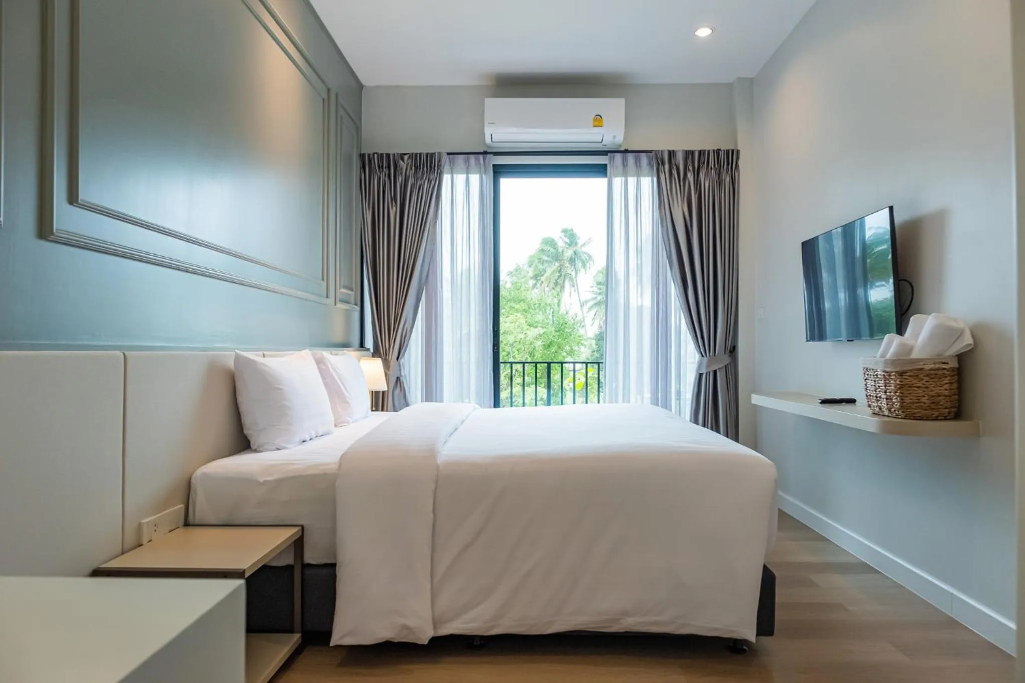 Photo of the whole room, Bed in Wellington Hotel Prachuapkhirikhan