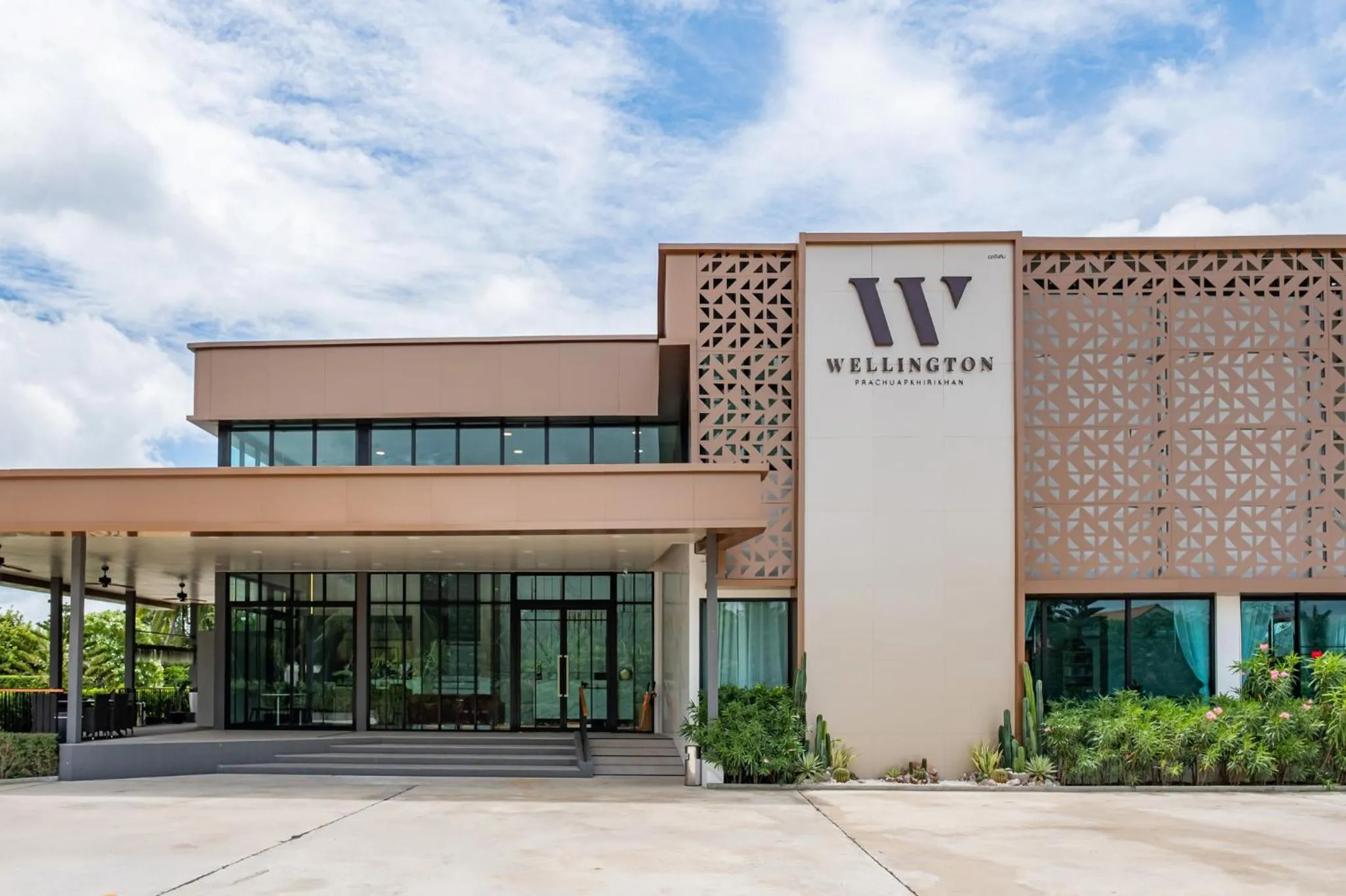 Property building in Wellington Hotel Prachuapkhirikhan