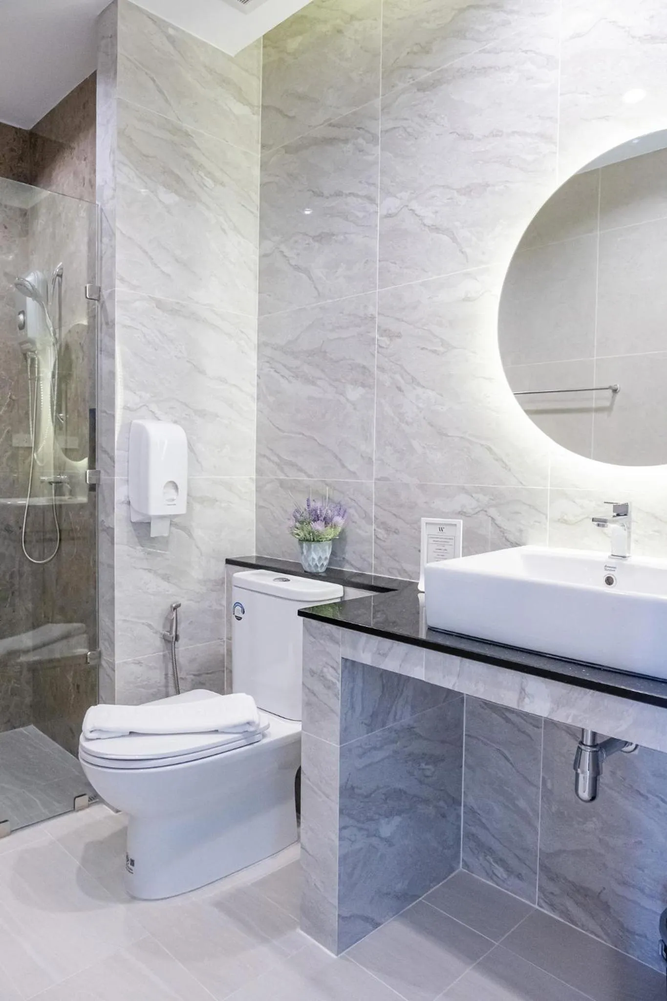 Shower in Wellington Hotel Prachuapkhirikhan