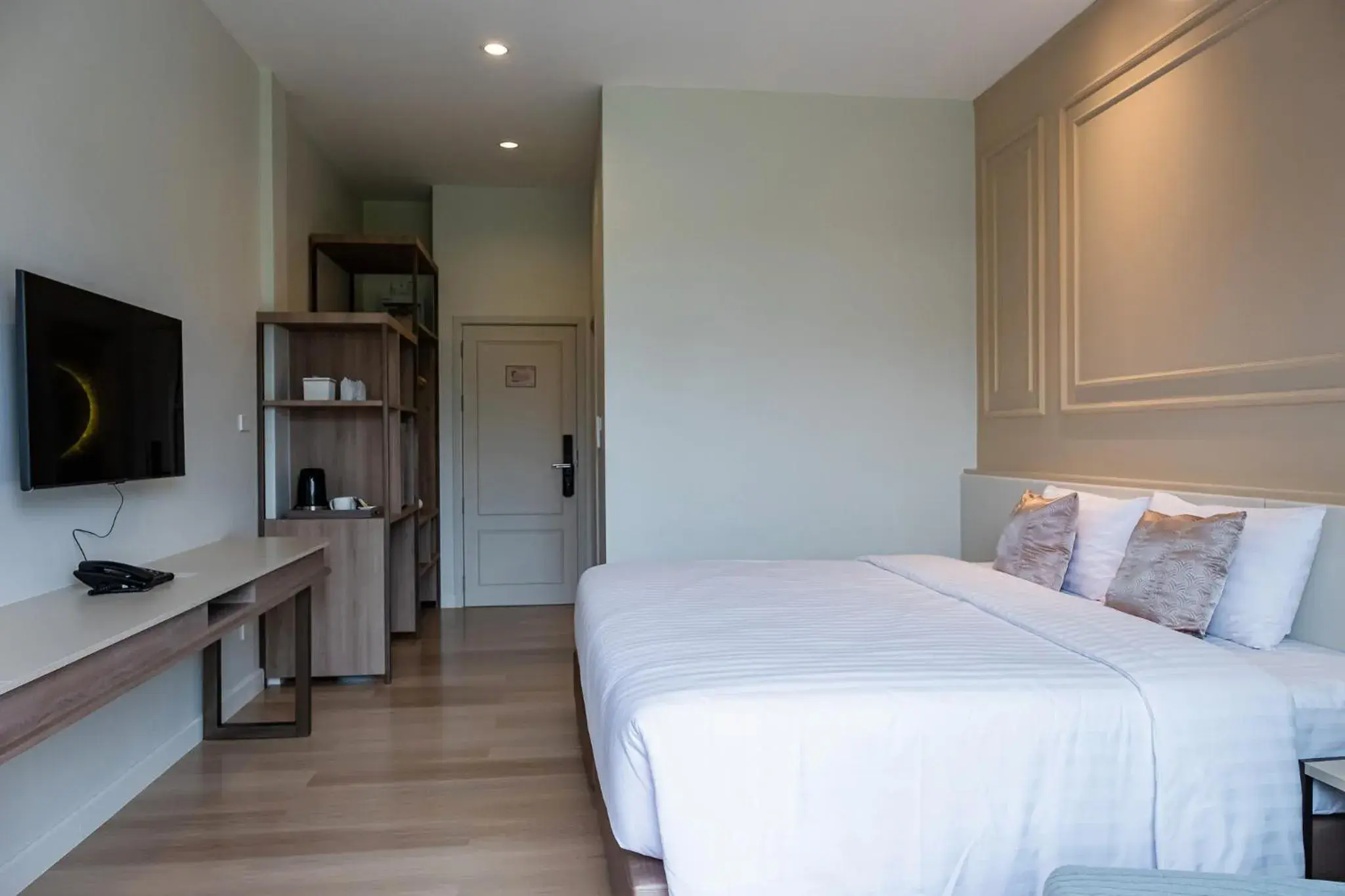 TV and multimedia, Bed in Wellington Hotel Prachuapkhirikhan TV and multimedia, Bed in Wellington Hotel Prachuapkhirikhan