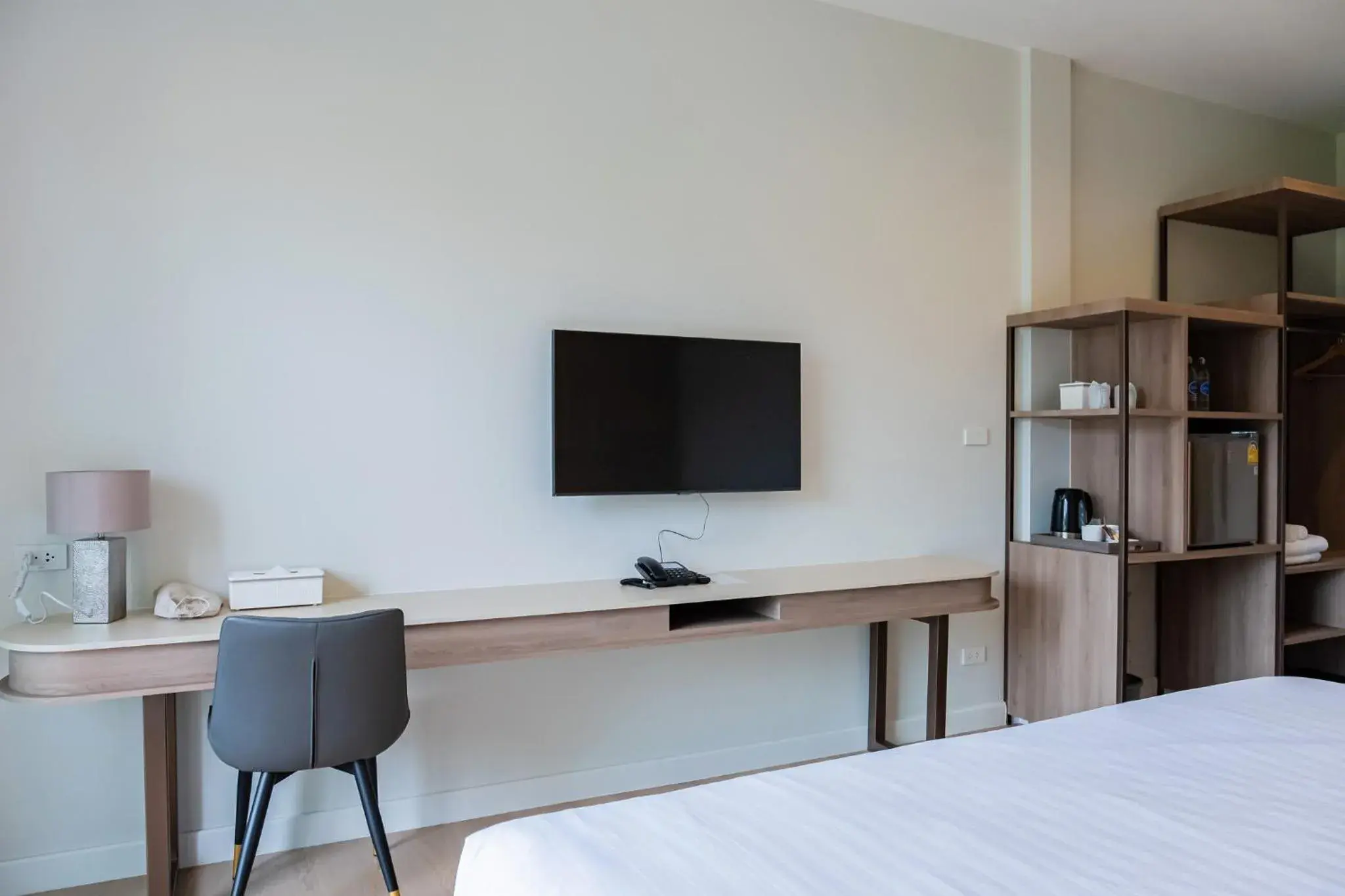 TV and multimedia, Bed in Wellington Hotel Prachuapkhirikhan TV and multimedia, Bed in Wellington Hotel Prachuapkhirikhan