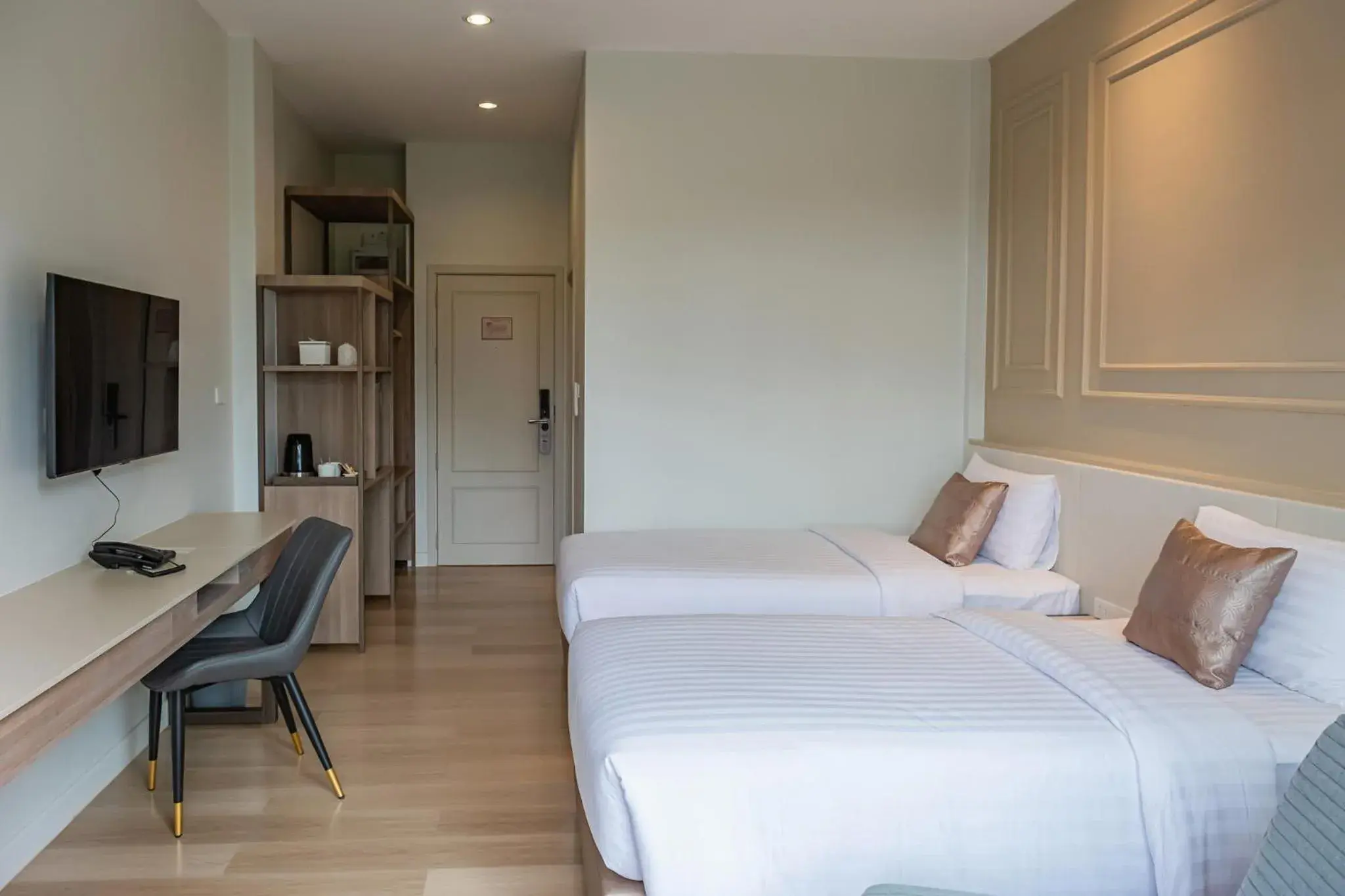 TV and multimedia, Bed in Wellington Hotel Prachuapkhirikhan TV and multimedia, Bed in Wellington Hotel Prachuapkhirikhan