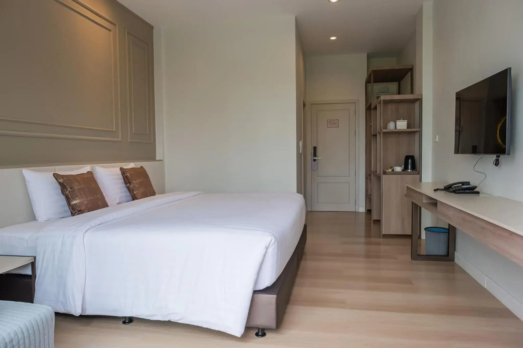 Photo of the whole room, Bed in Wellington Hotel Prachuapkhirikhan Photo of the whole room, Bed in Wellington Hotel Prachuapkhirikhan