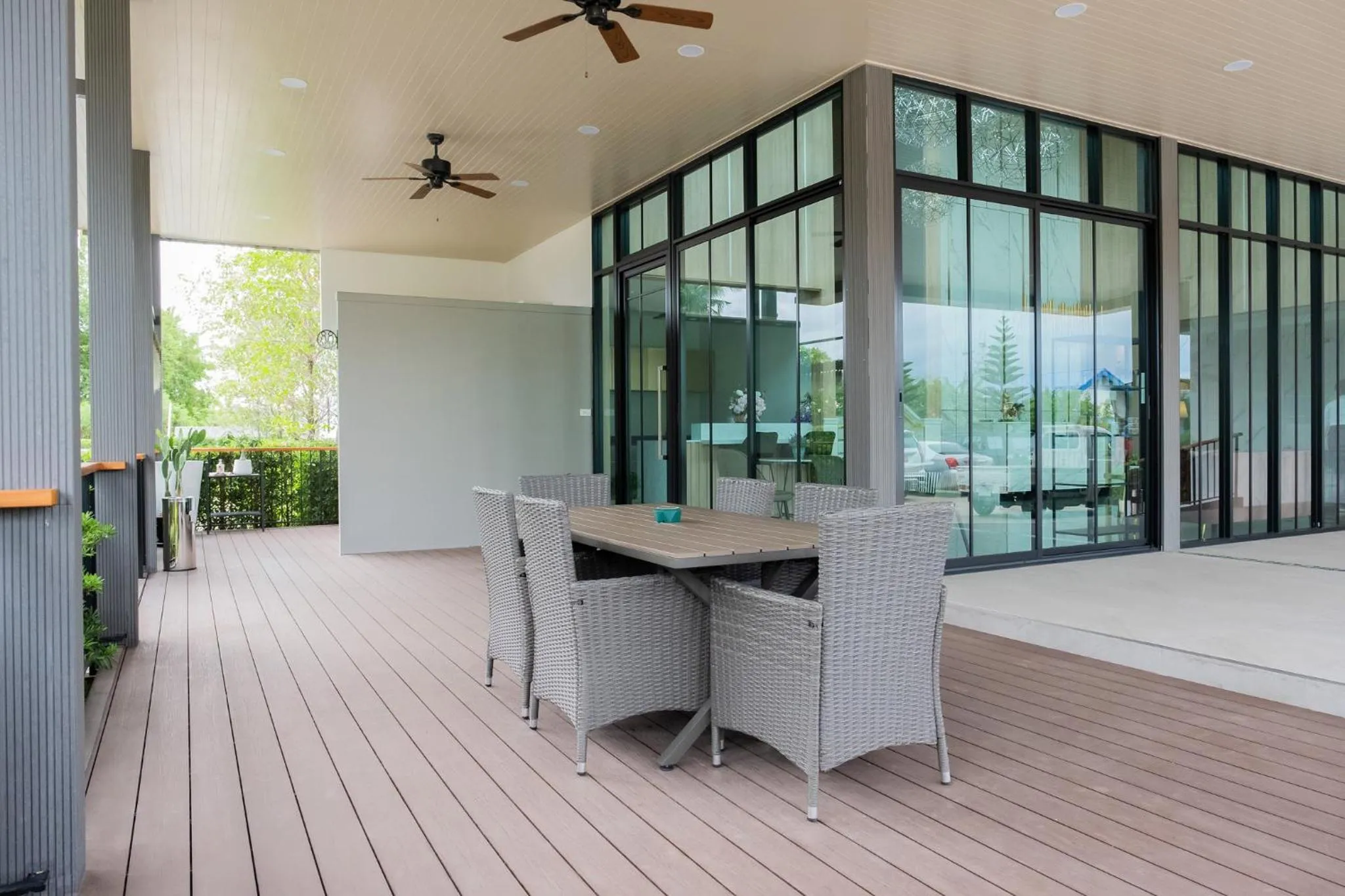 Patio in Wellington Hotel Prachuapkhirikhan