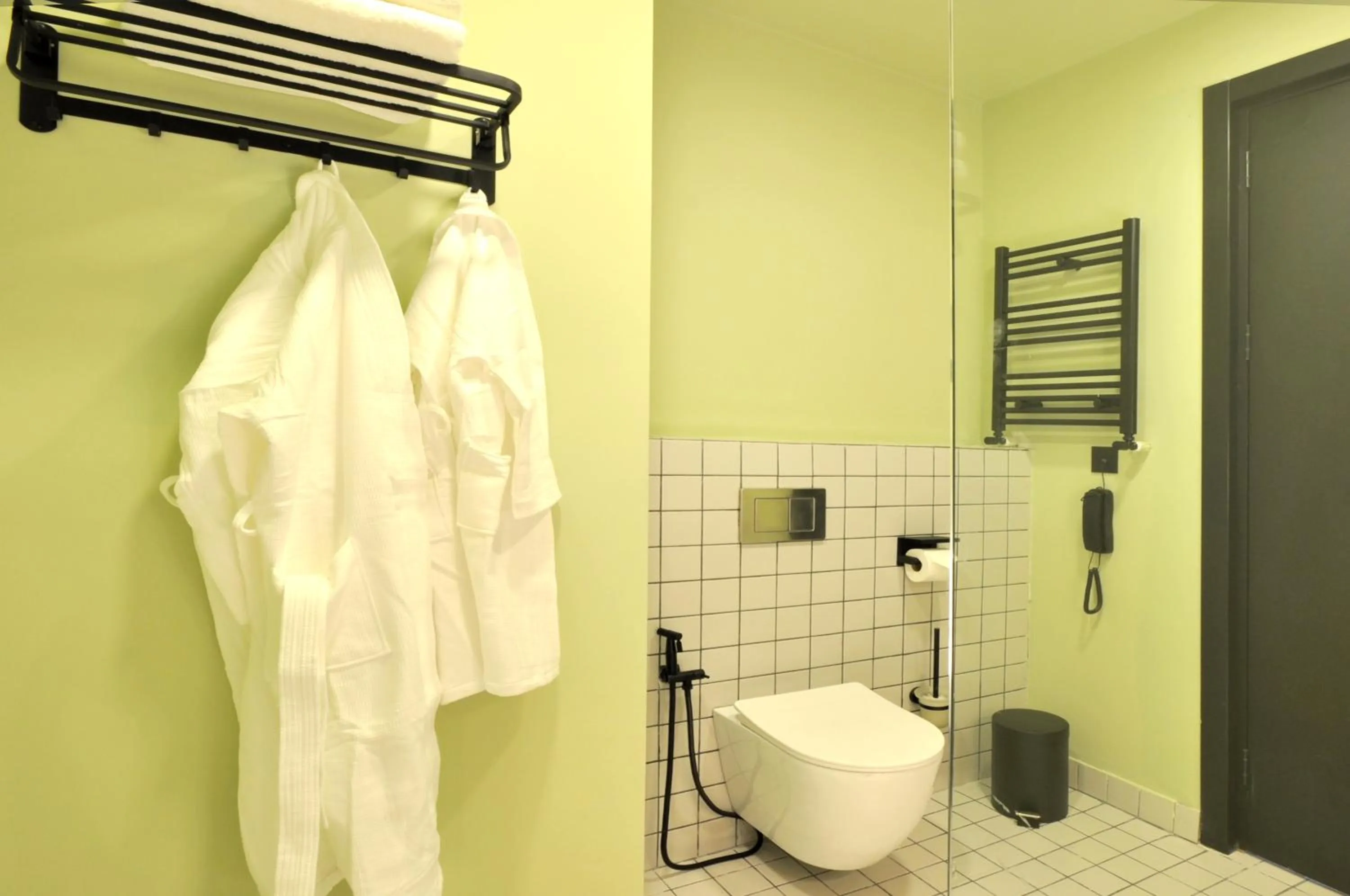 Toilet in Castor & Pollux Hotel