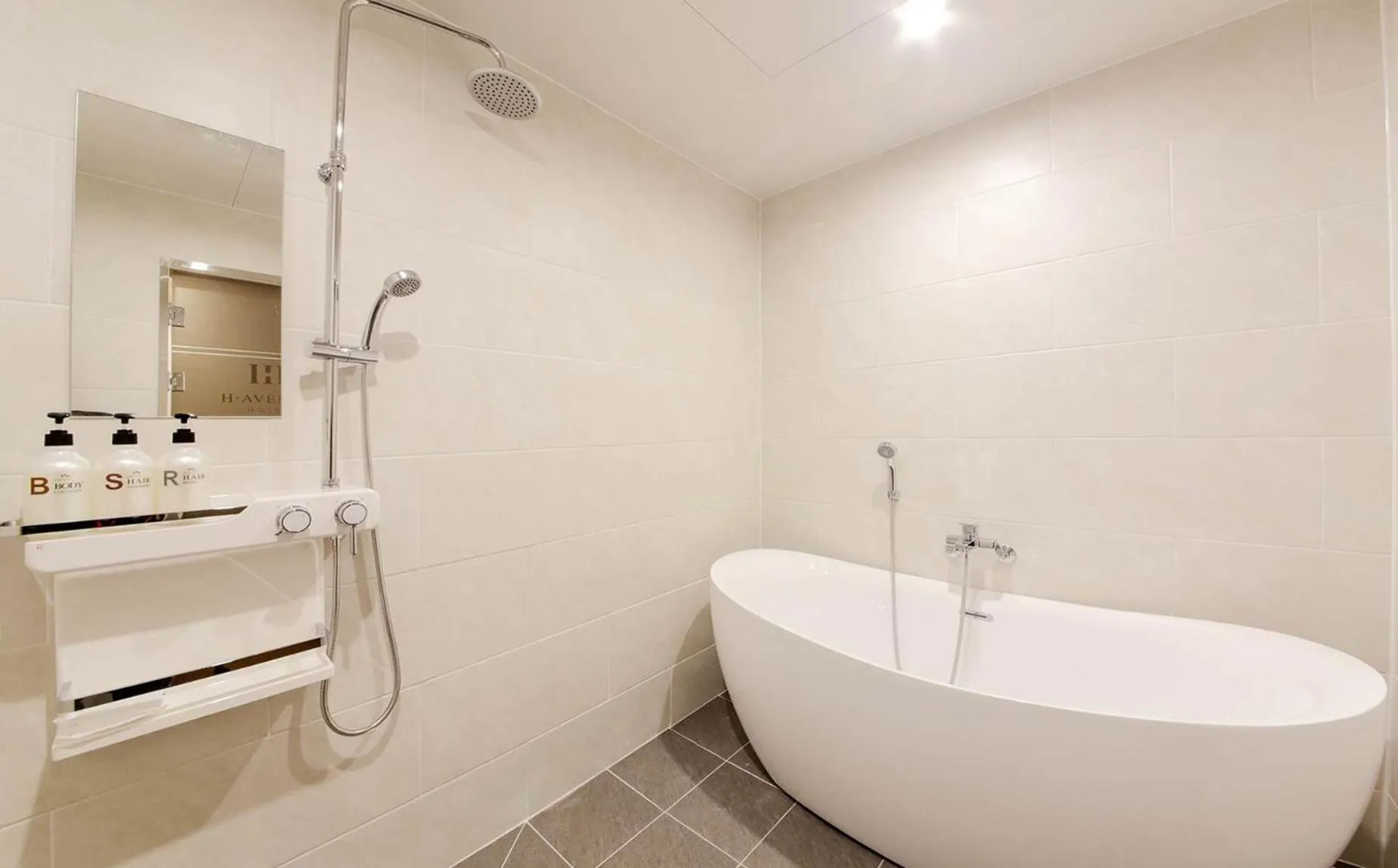 Shower in H Avenue Hotel in Gyeongju