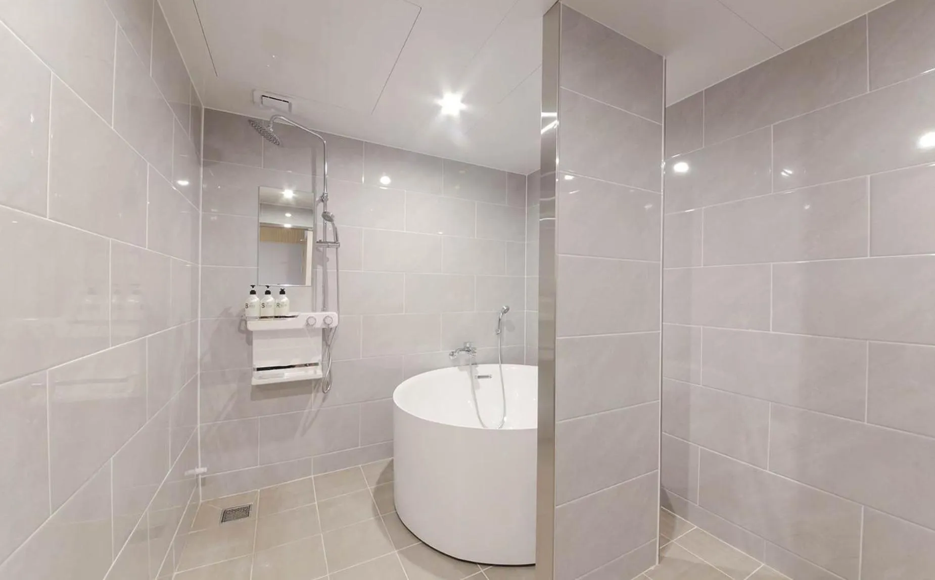 Shower in H Avenue Hotel in Gyeongju