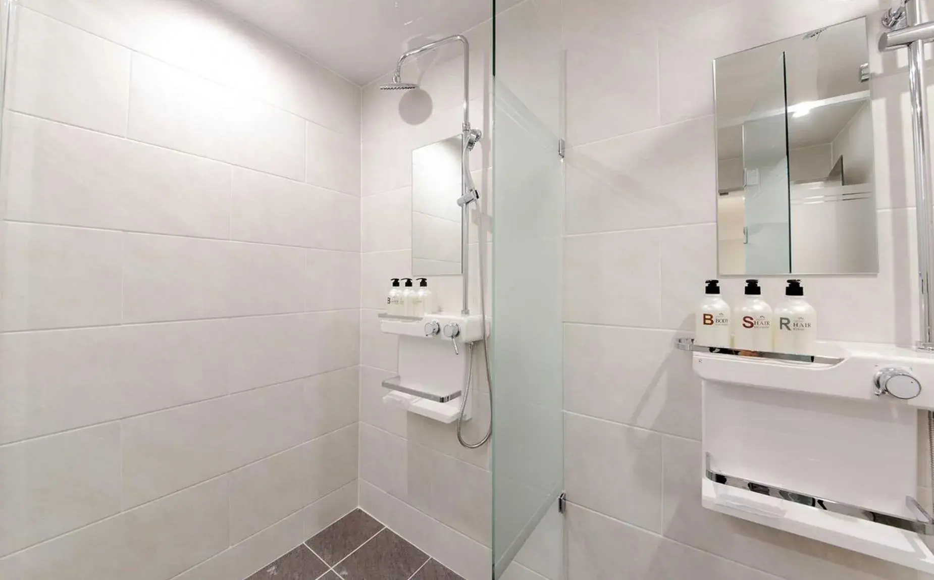 Shower in H Avenue Hotel in Gyeongju Shower in H Avenue Hotel in Gyeongju