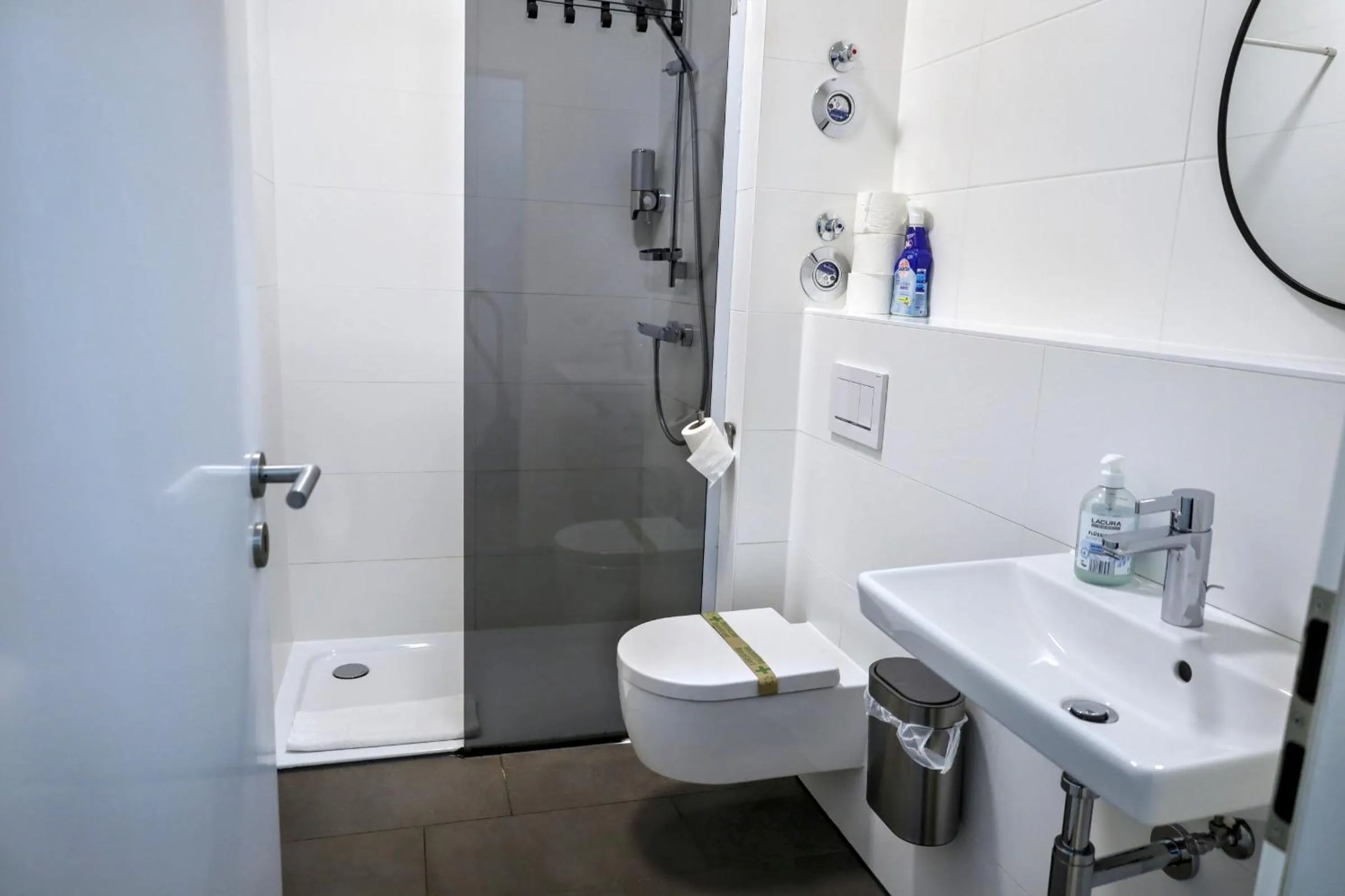 Shower in Ferienwohnung im Hamburger Straße-4