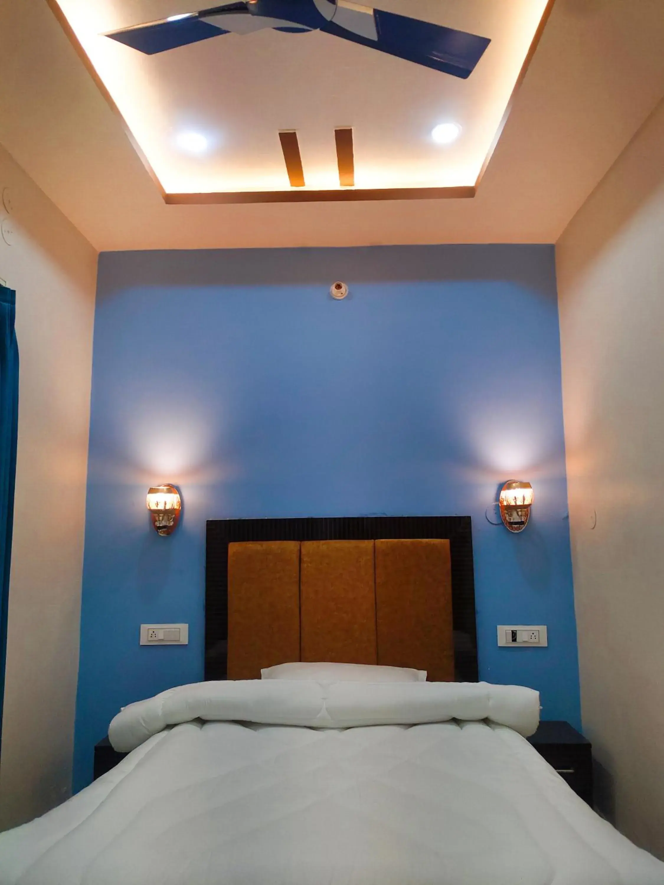 Deluxe Single Room in Aadishri Deluxe Single Room in Aadishri