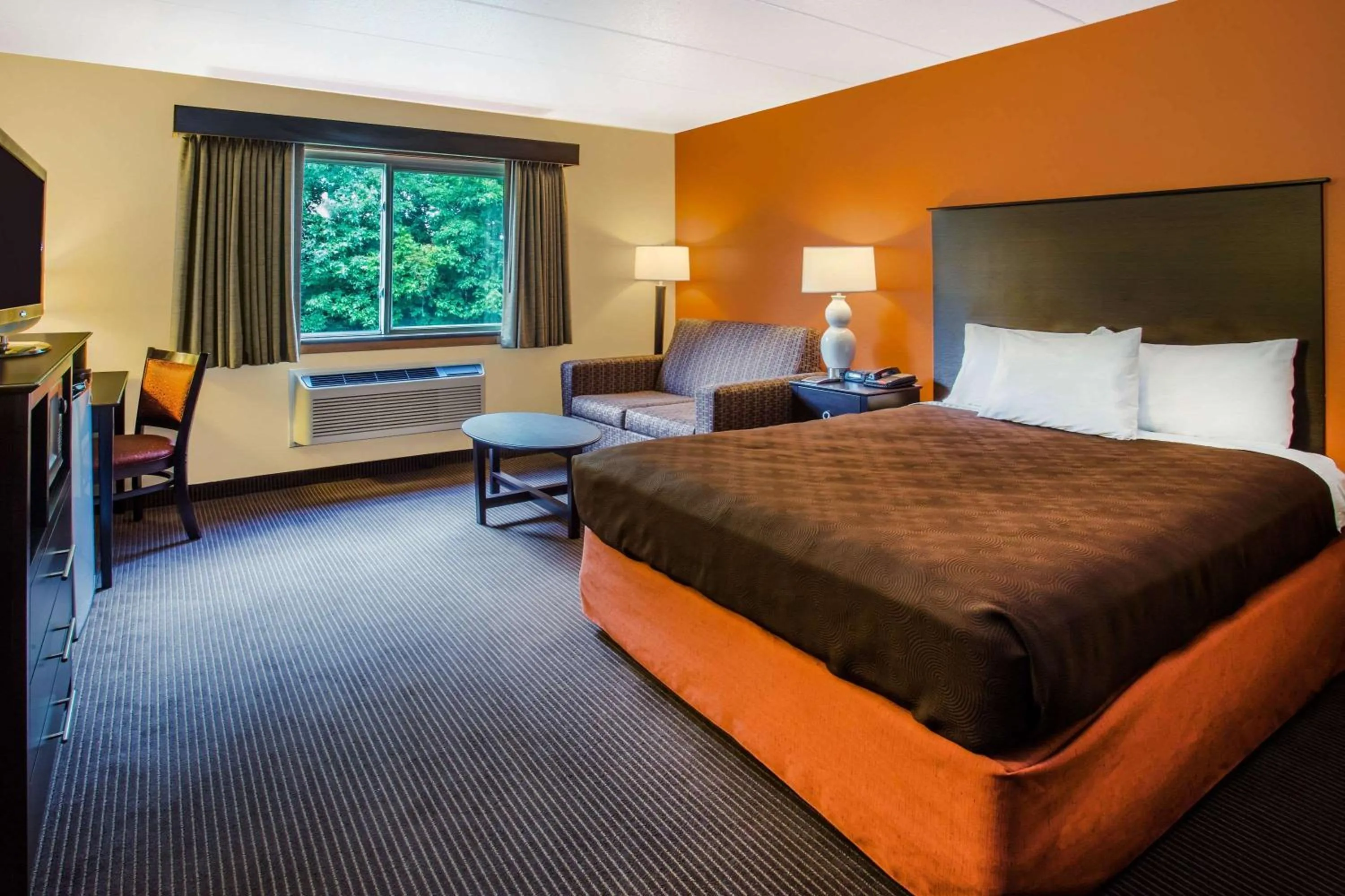 Photo of the whole room, Bed in AmericInn by Wyndham Menomonie