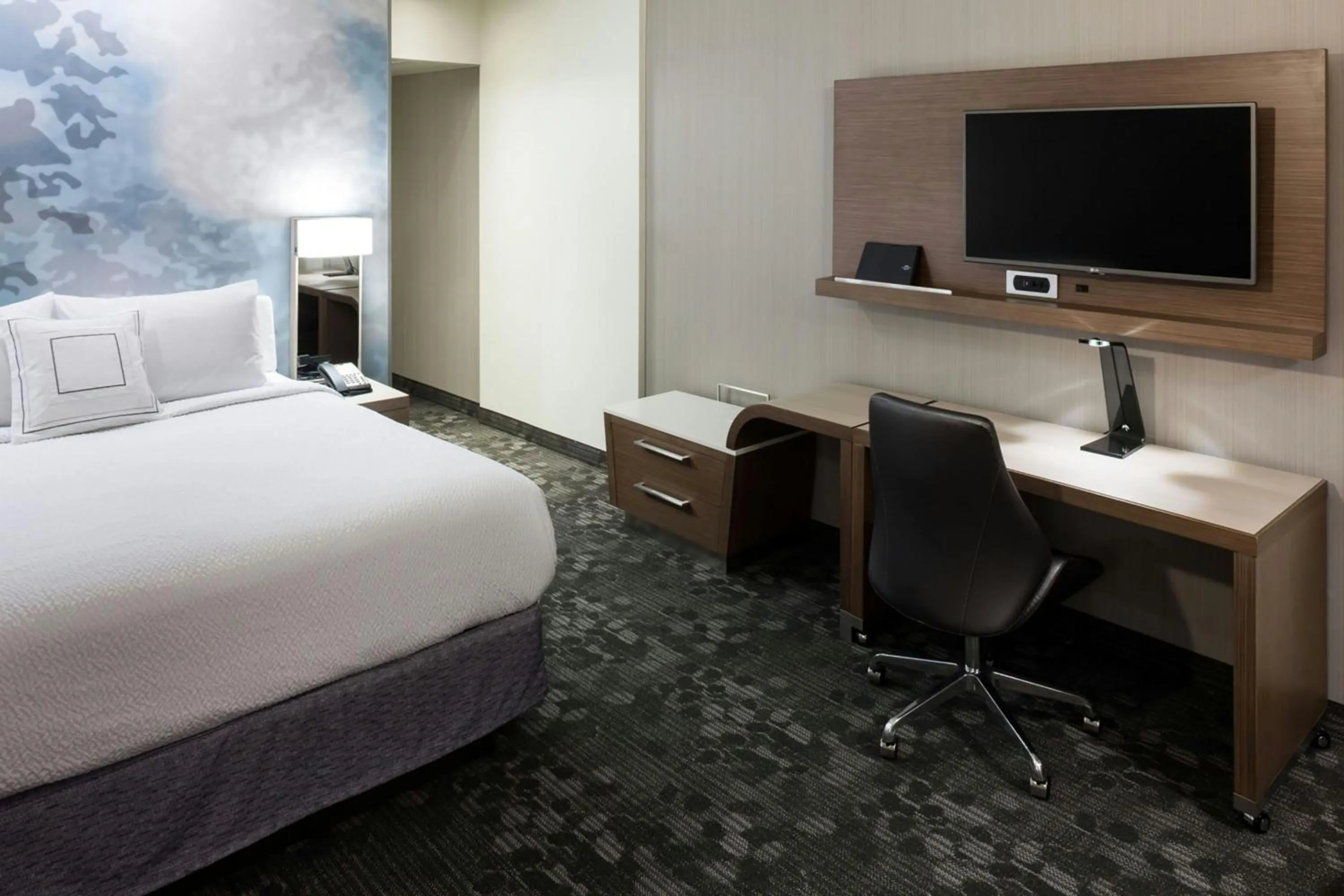 Photo of the whole room, Bed in Courtyard by Marriott Houston North/Shenandoah