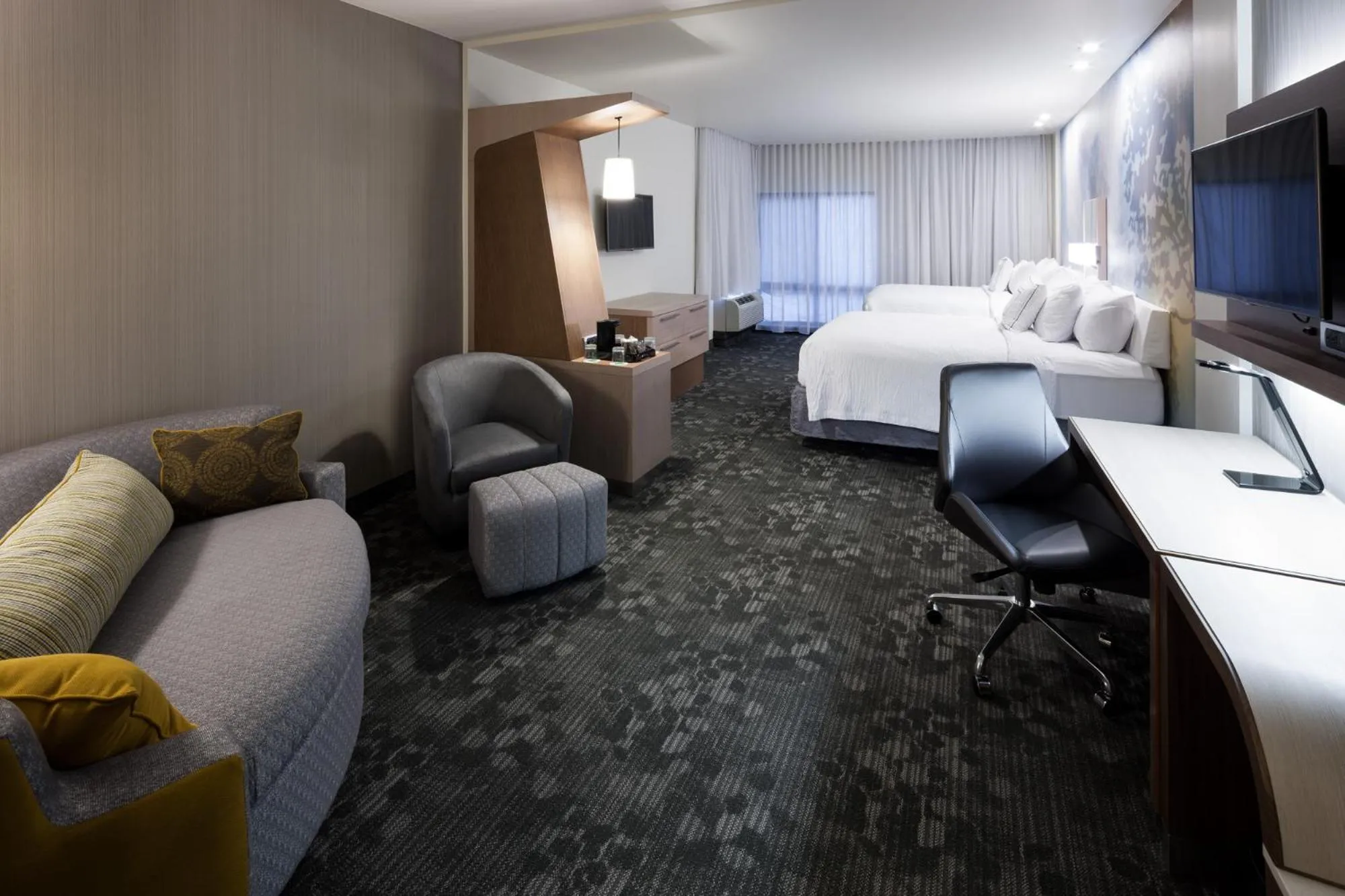 Photo of the whole room, Bed in Courtyard by Marriott Houston North/Shenandoah