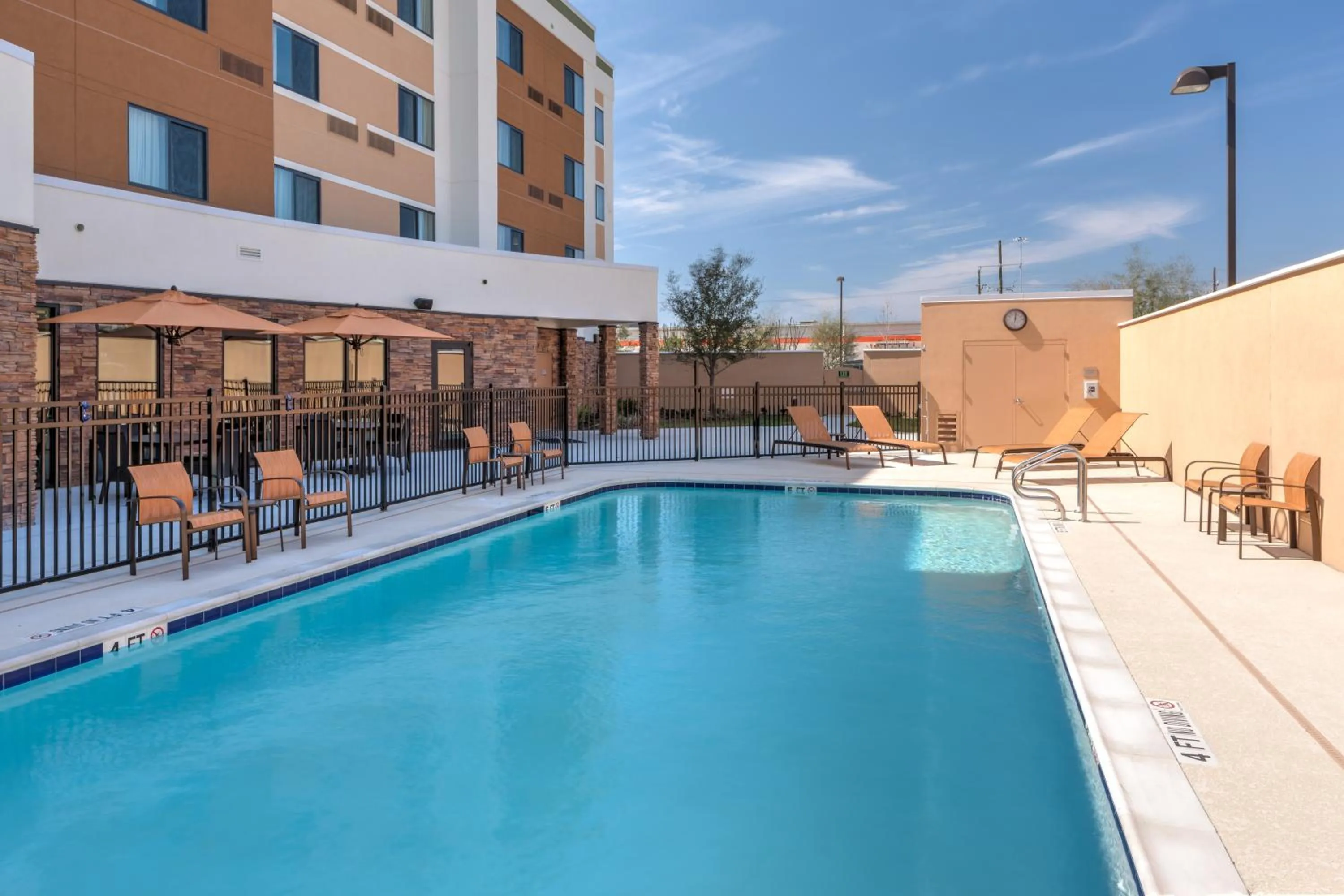 Swimming pool in Courtyard by Marriott Houston North/Shenandoah