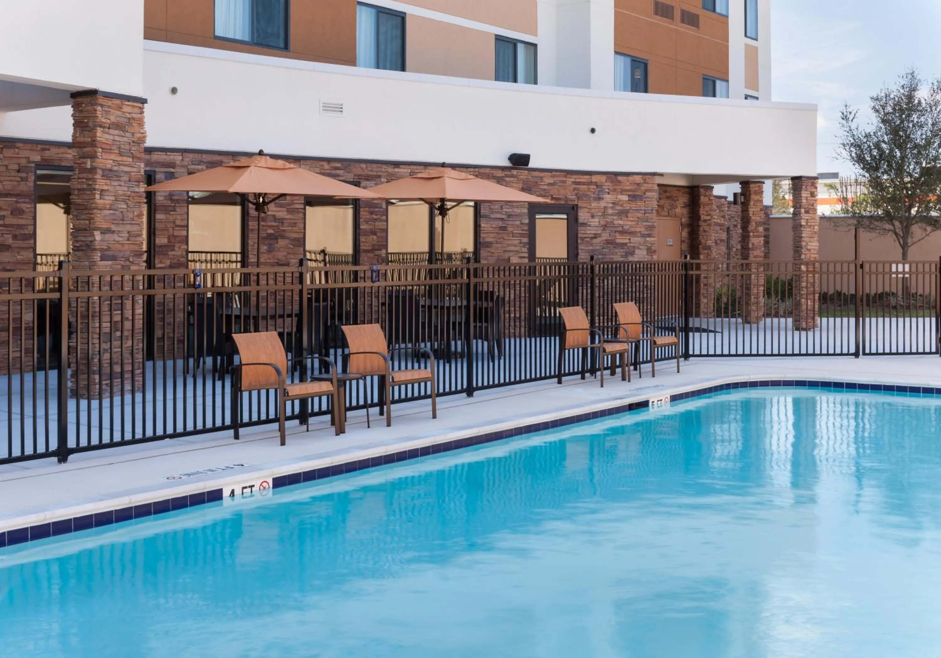 Swimming pool in Courtyard by Marriott Houston North/Shenandoah