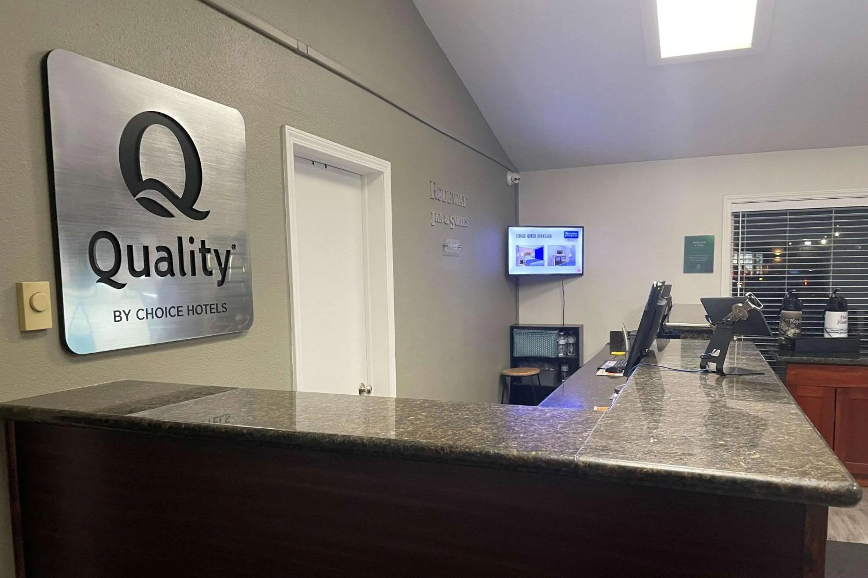 Lobby or reception in Quality Inn Ontario