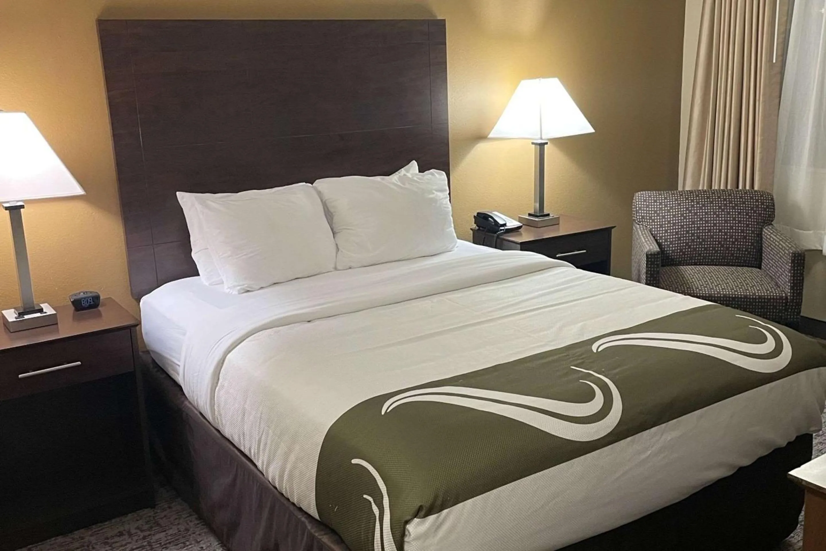 Bedroom, Bed in Quality Inn Ontario