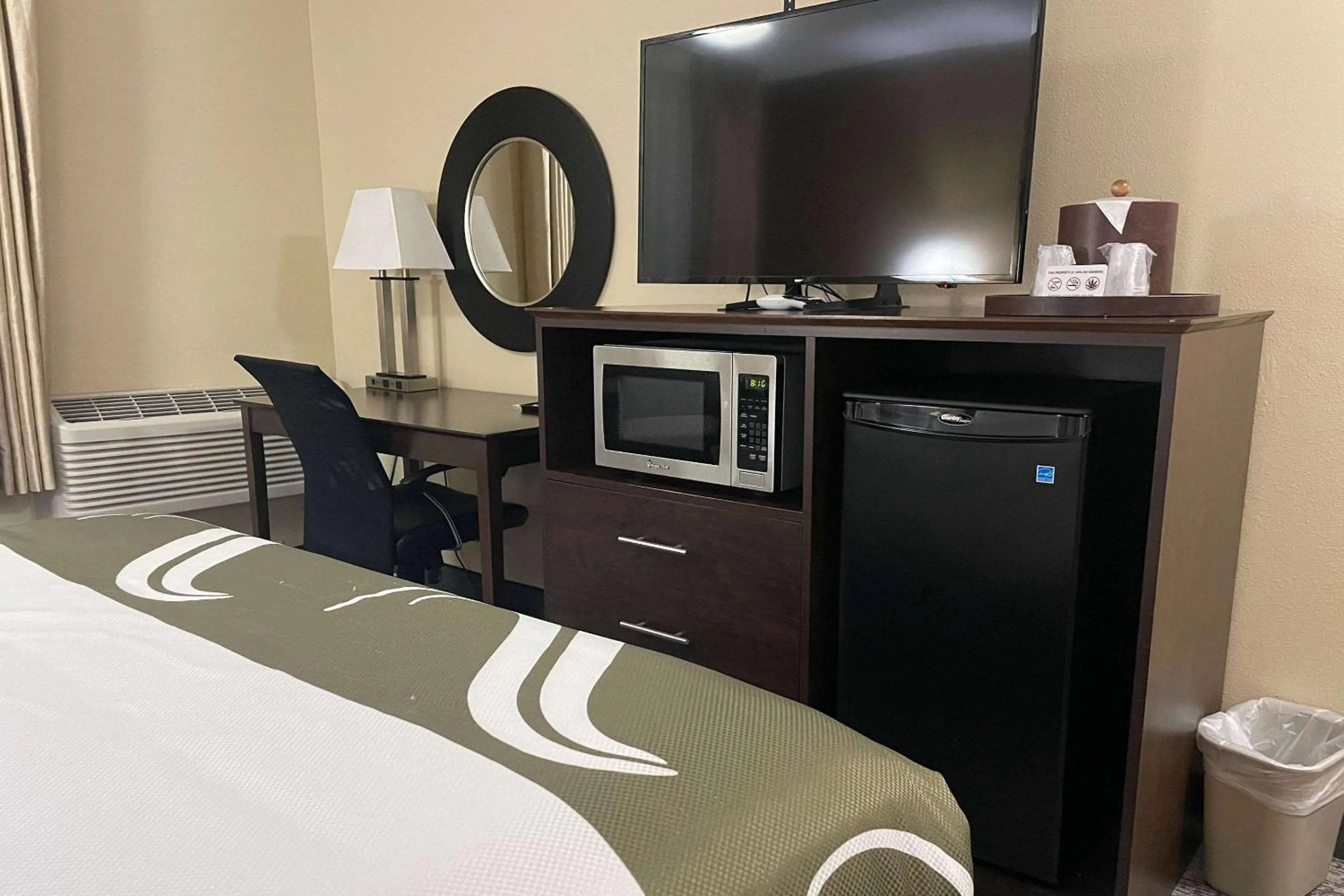 Bedroom, Bed in Quality Inn Ontario