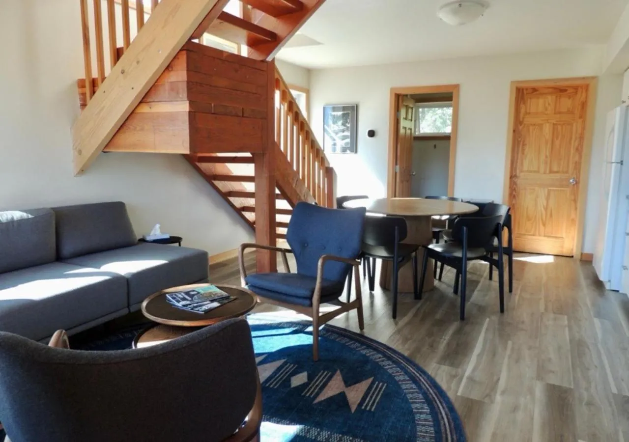 Living room in Canmore Alpine Hostel - Alpine Club of Canada