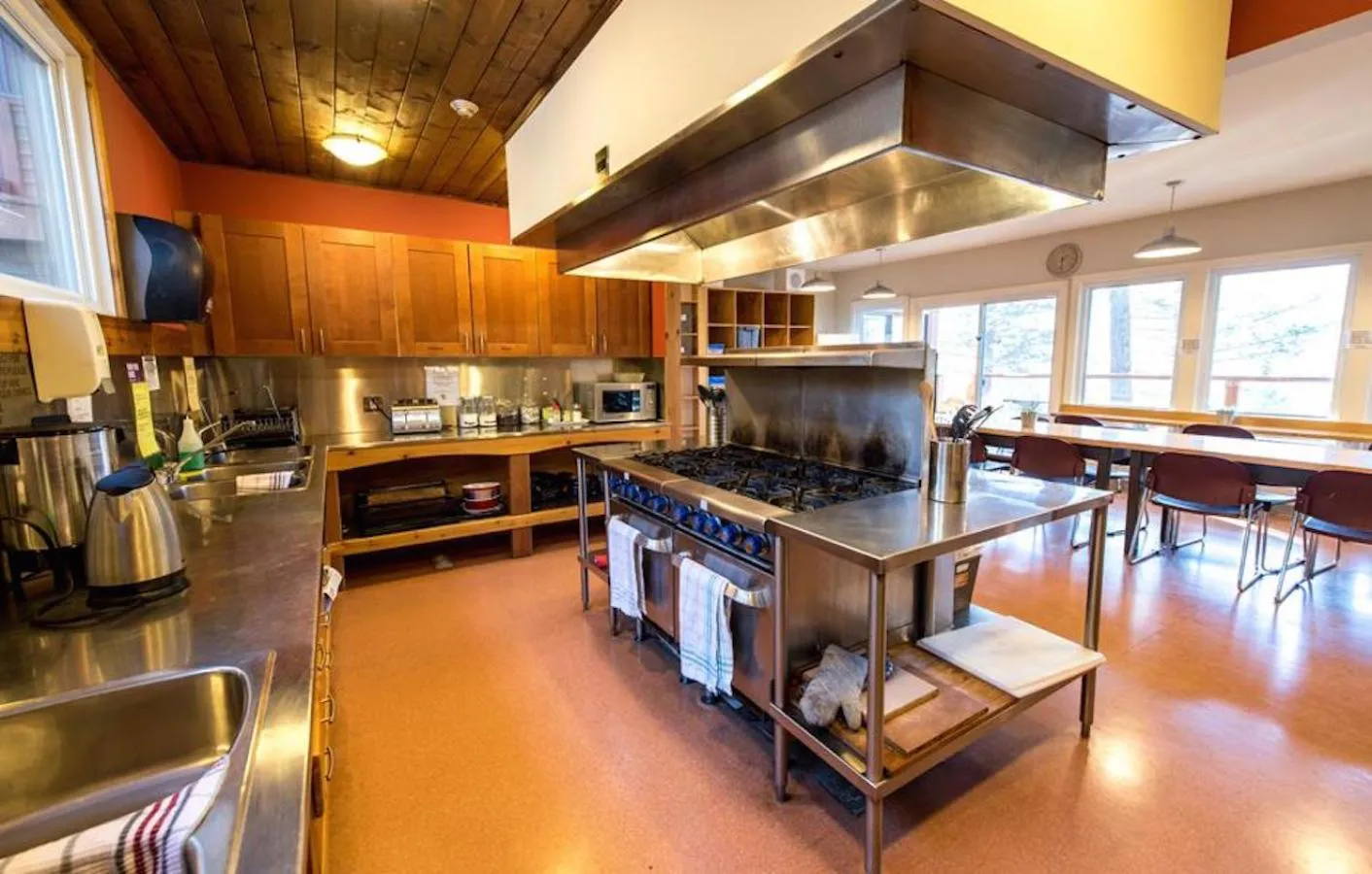 Kitchen or kitchenette in Canmore Alpine Hostel - Alpine Club of Canada