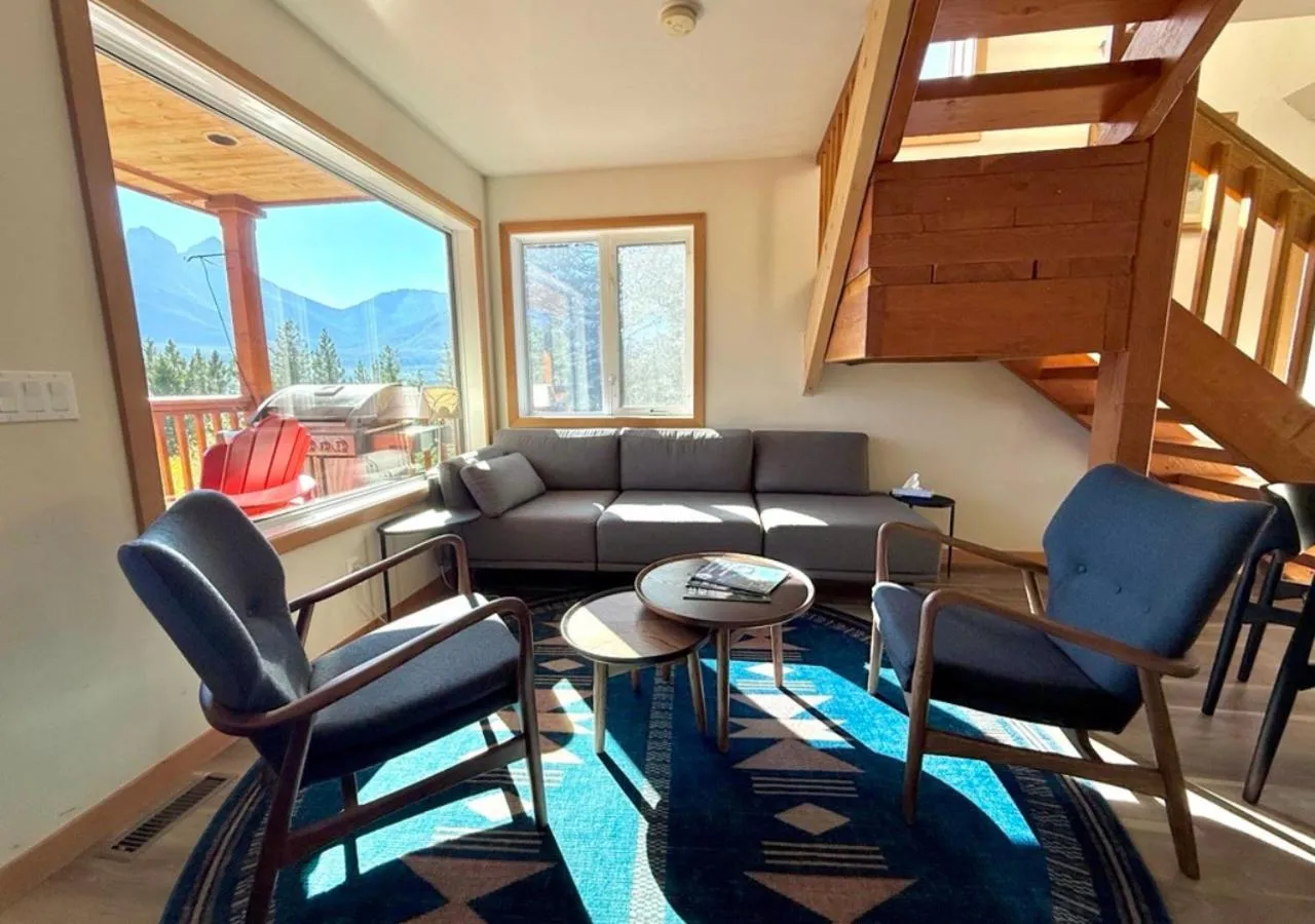 Living room in Canmore Alpine Hostel - Alpine Club of Canada
