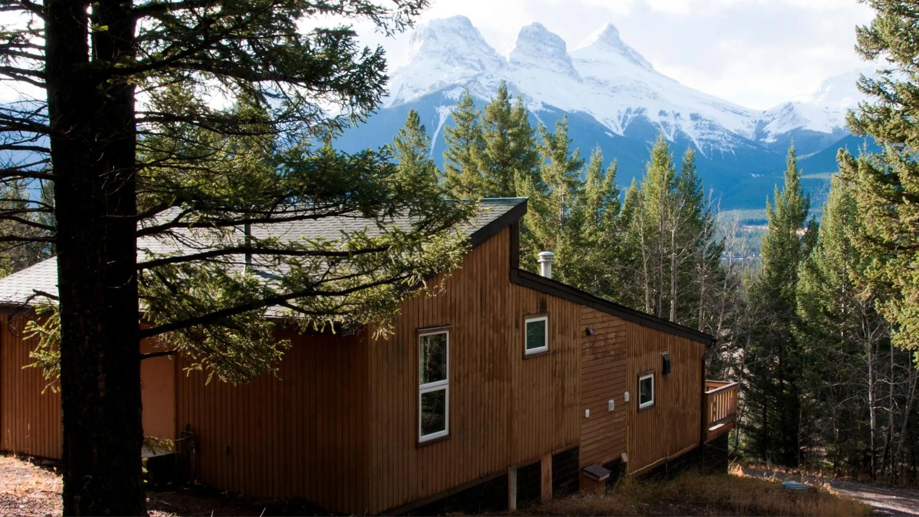 Mountain view in Canmore Alpine Hostel - Alpine Club of Canada