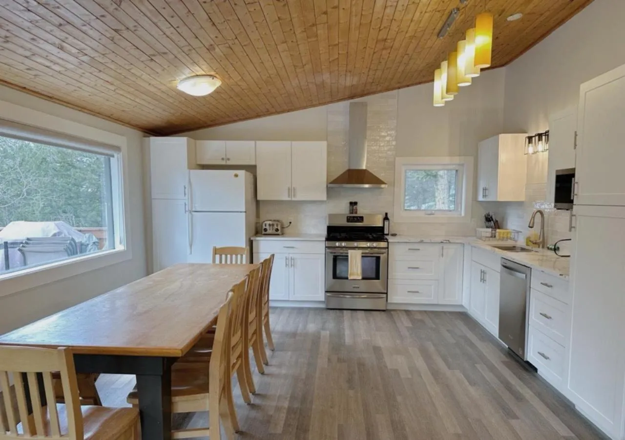 Kitchen or kitchenette in Canmore Alpine Hostel - Alpine Club of Canada