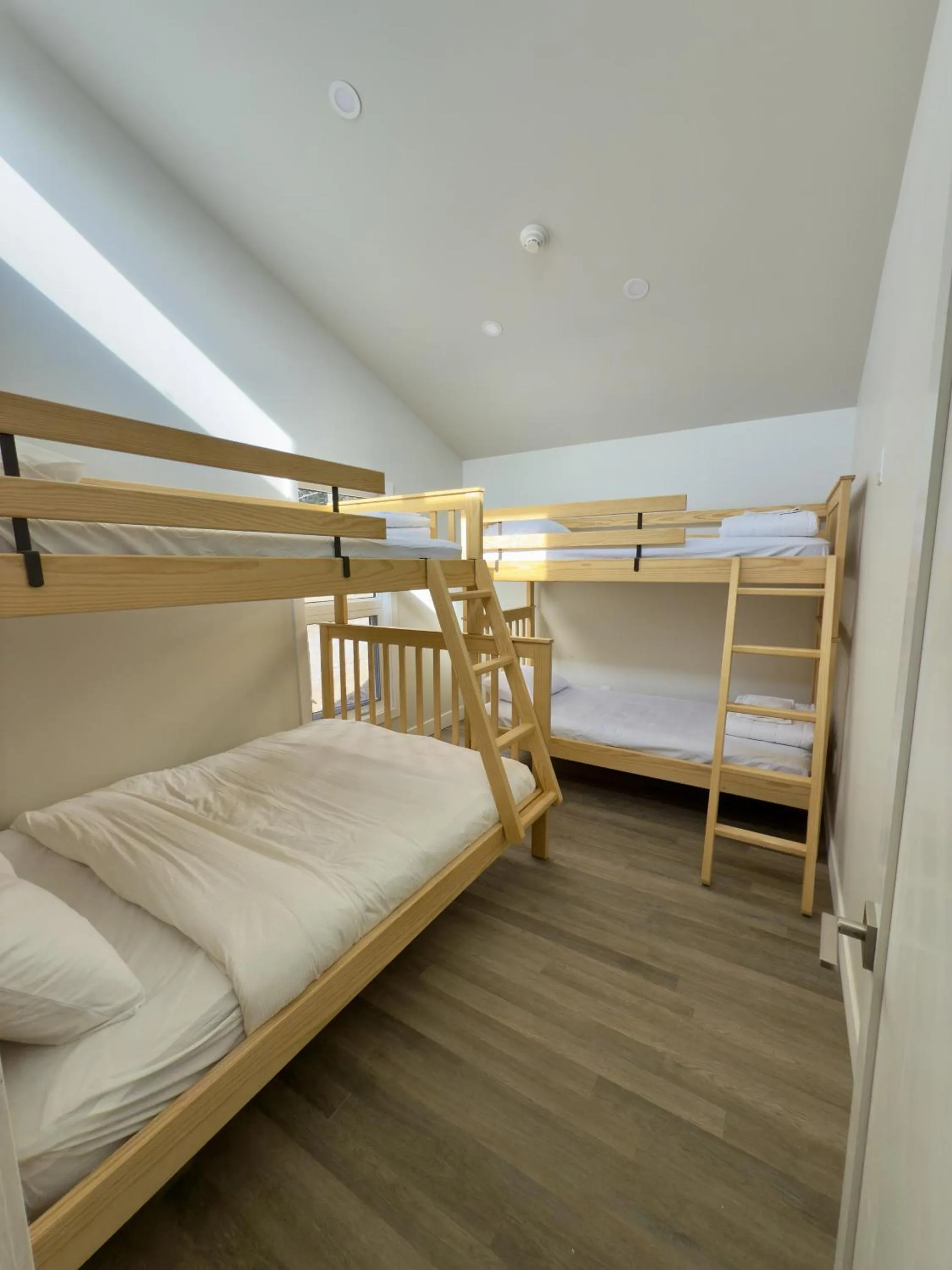 Bedroom, Bed in Canmore Alpine Hostel - Alpine Club of Canada